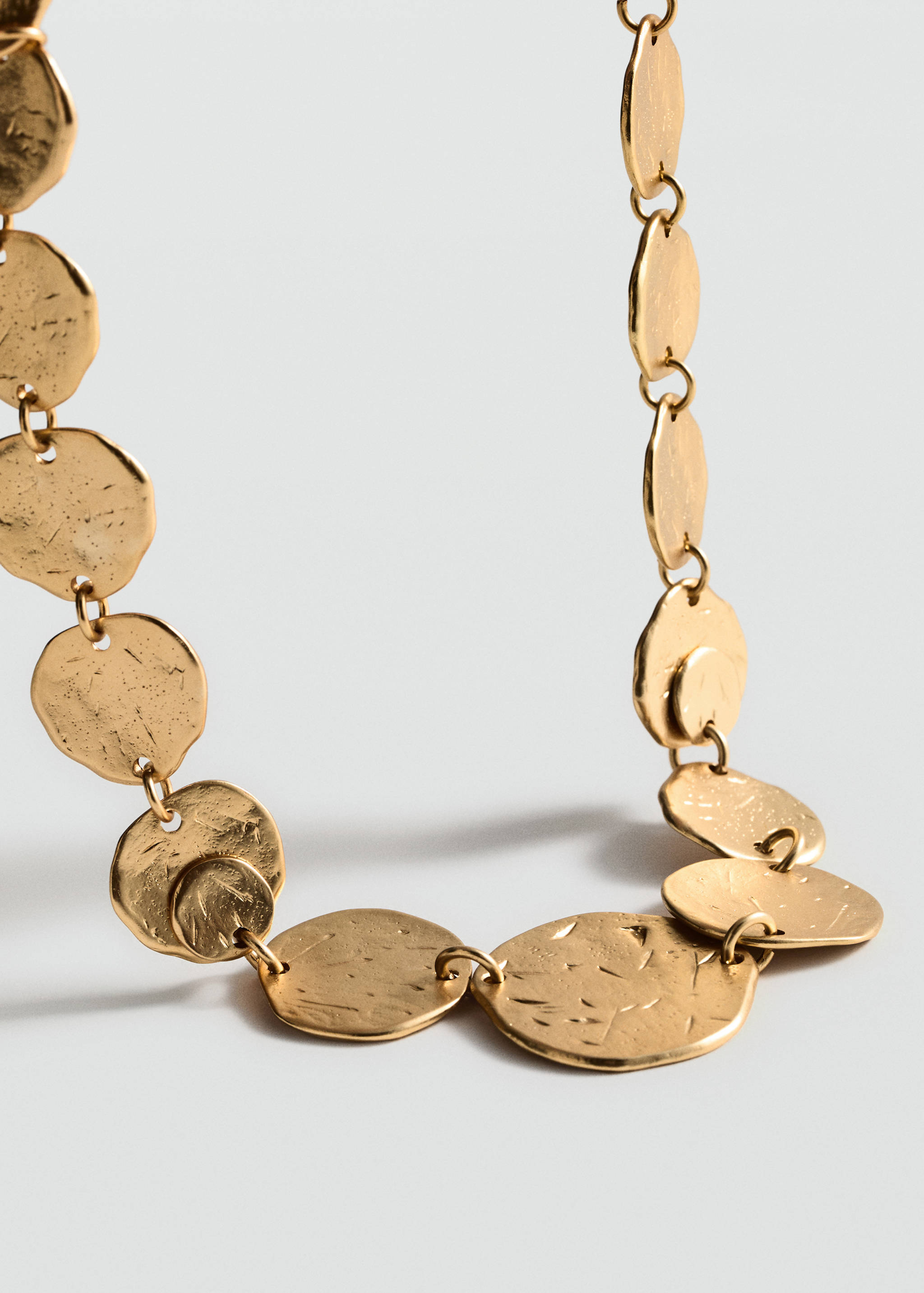 Collier pièces de monnaie - Plan moyen