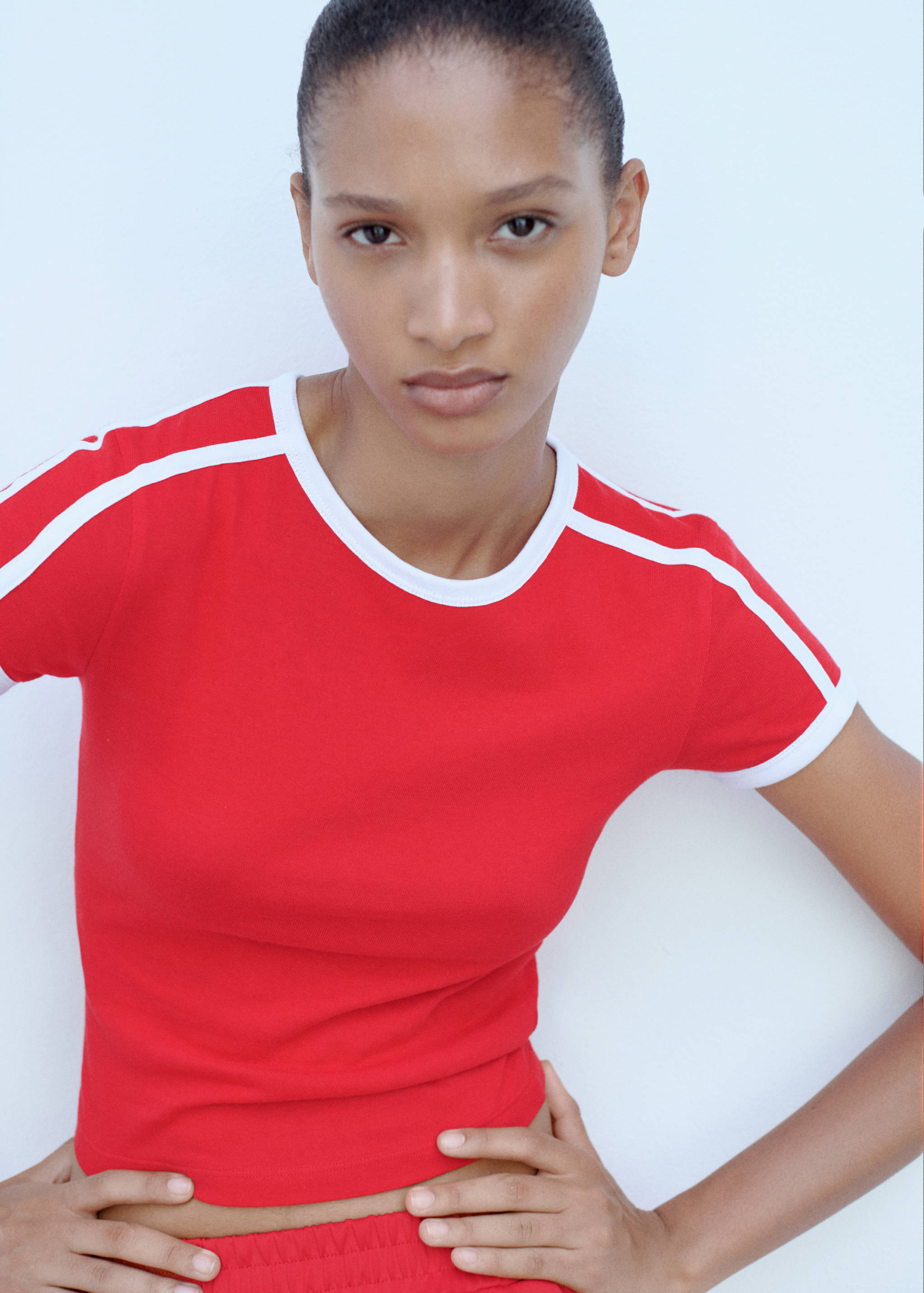 Трикотажная футболка с контрастными краями - Средний план