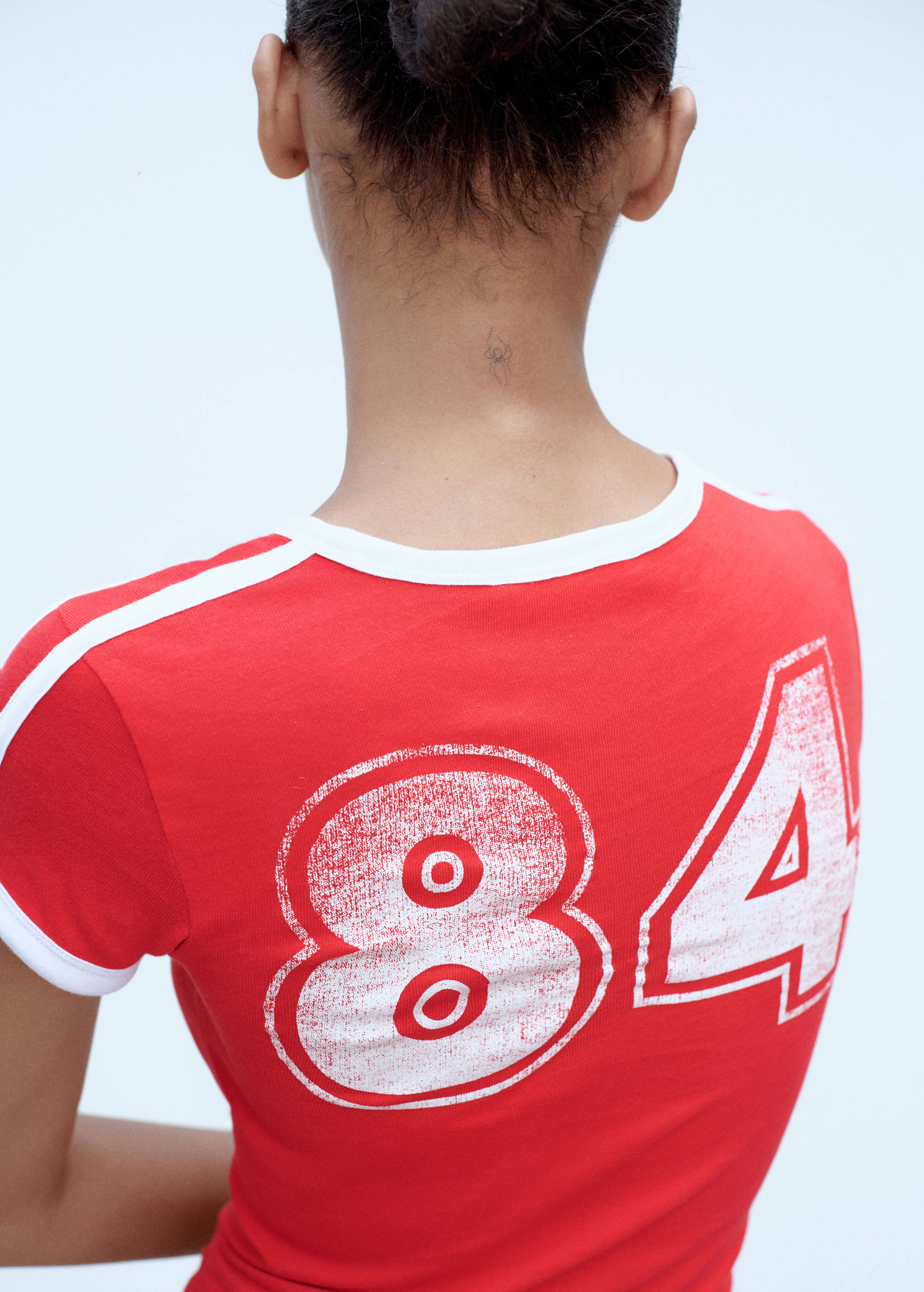 Трикотажная футболка с контрастными краями - Обратная сторона изделия