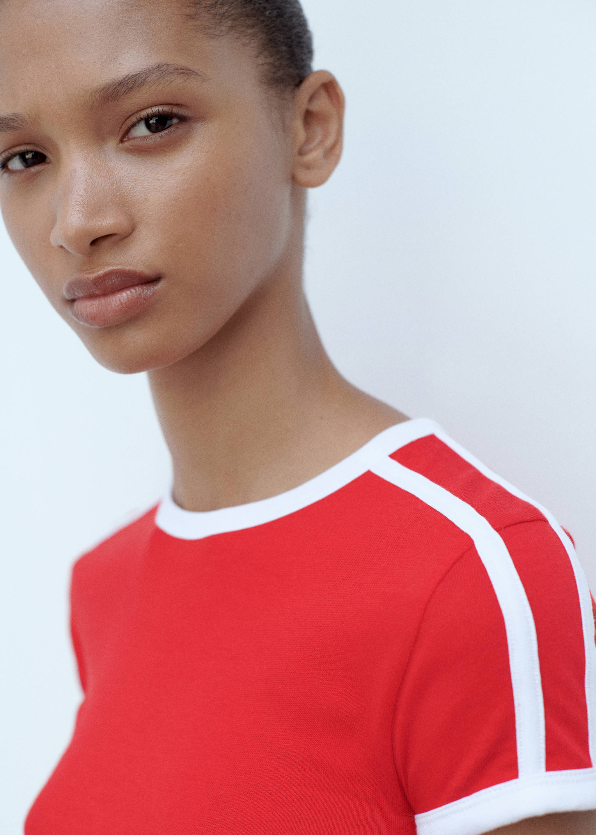 Трикотажная футболка с контрастными краями - Деталь изделия 1