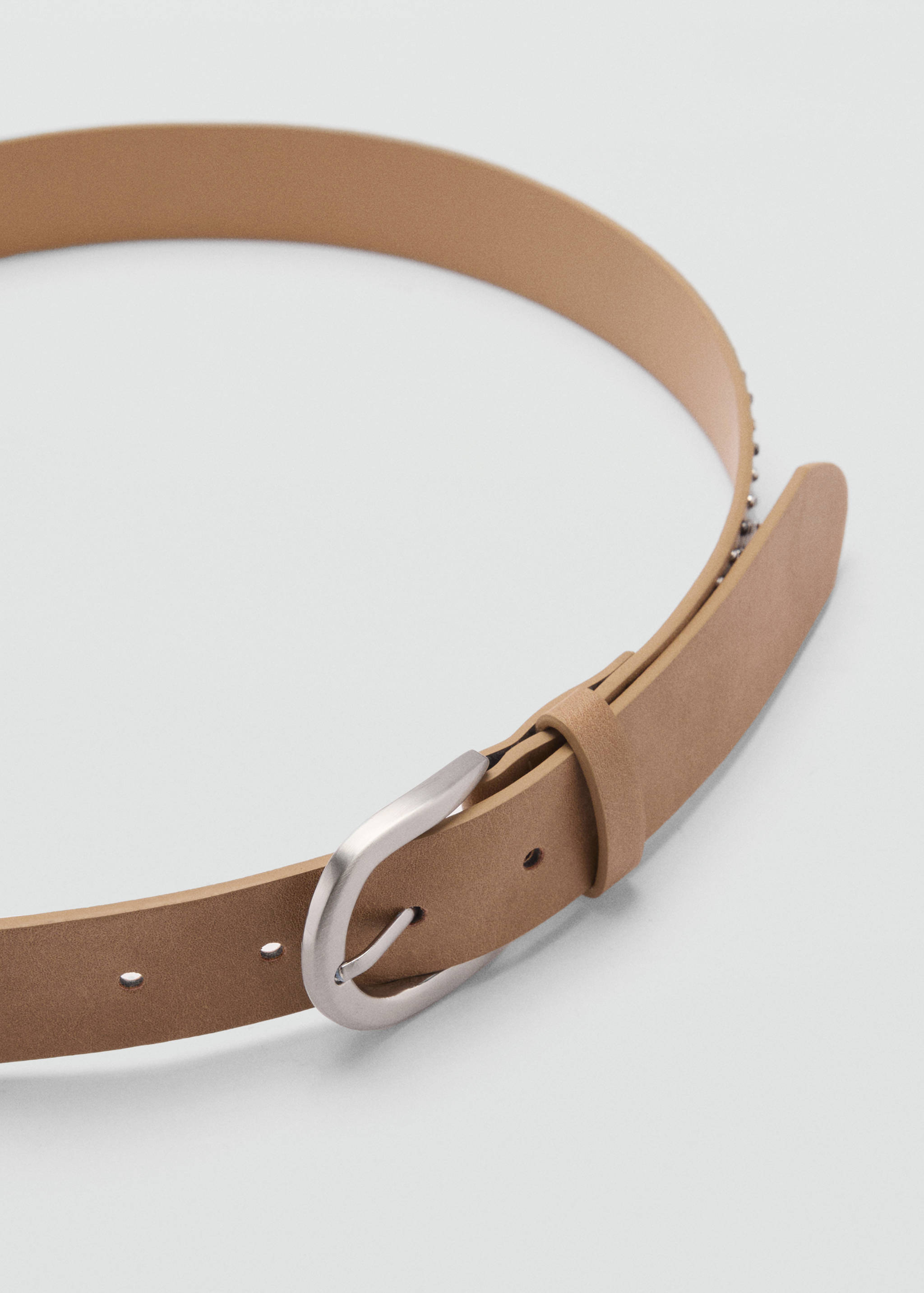 Ceinture en cuir et perles - Plan moyen