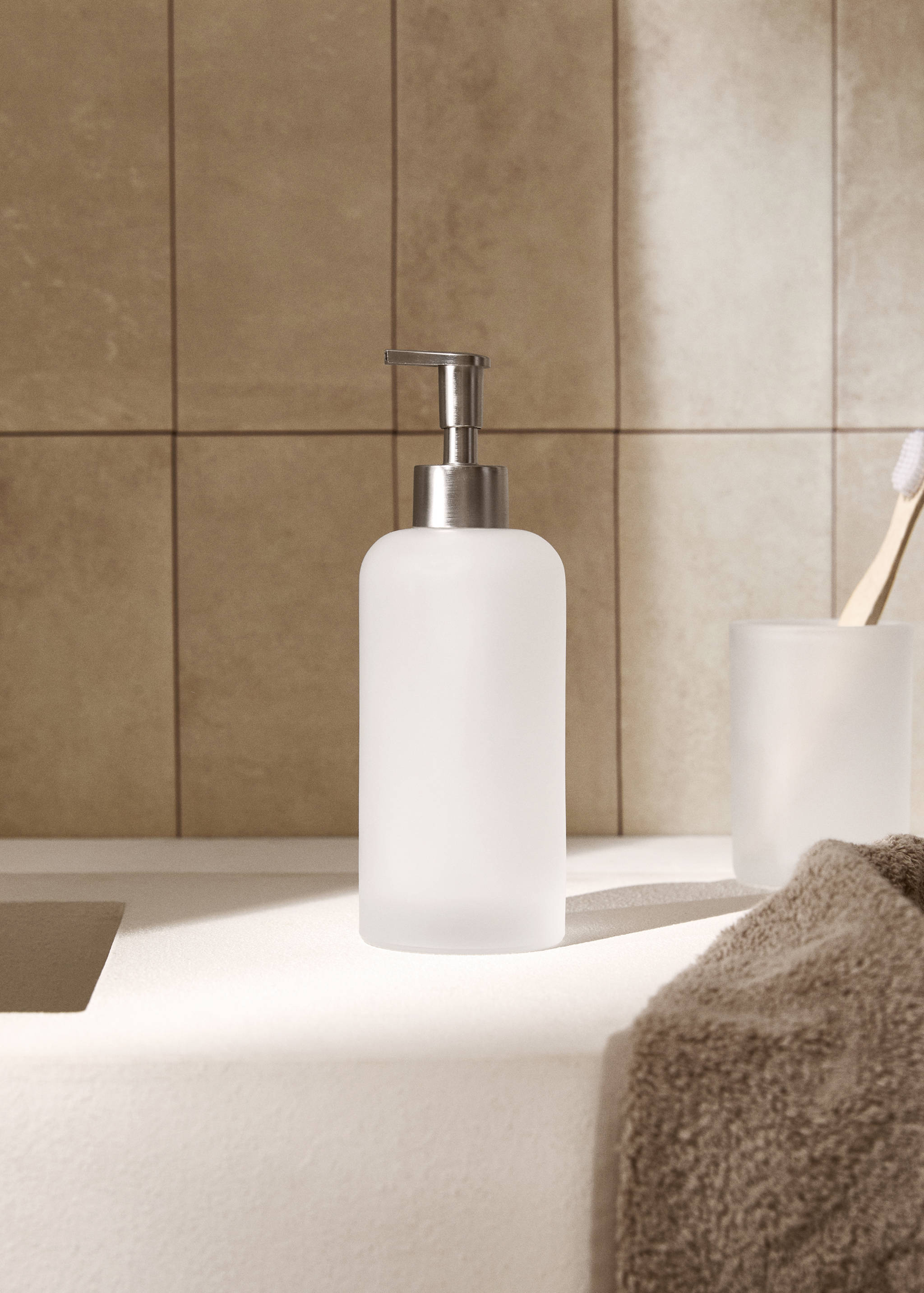 Yarı şeffaf sıvı sabunluk - Genel plan