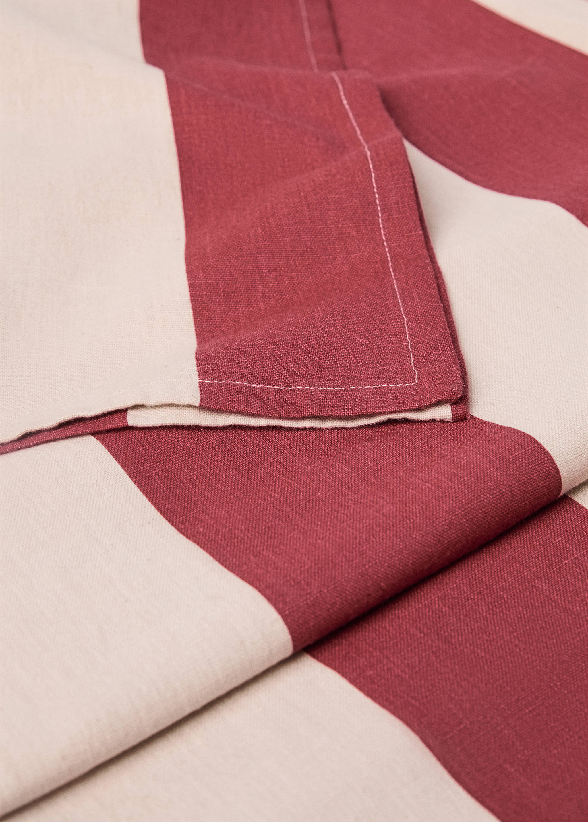Linen cotton striped tablecloth for 6 to 8 diners - Details of the article 1