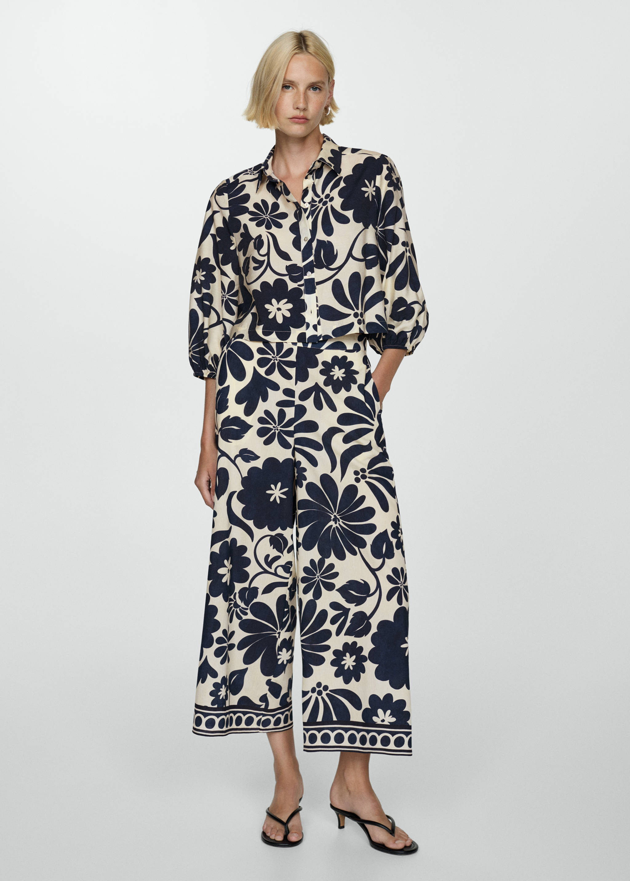 Укороченная рубашка с цветочным принтом - Общий план