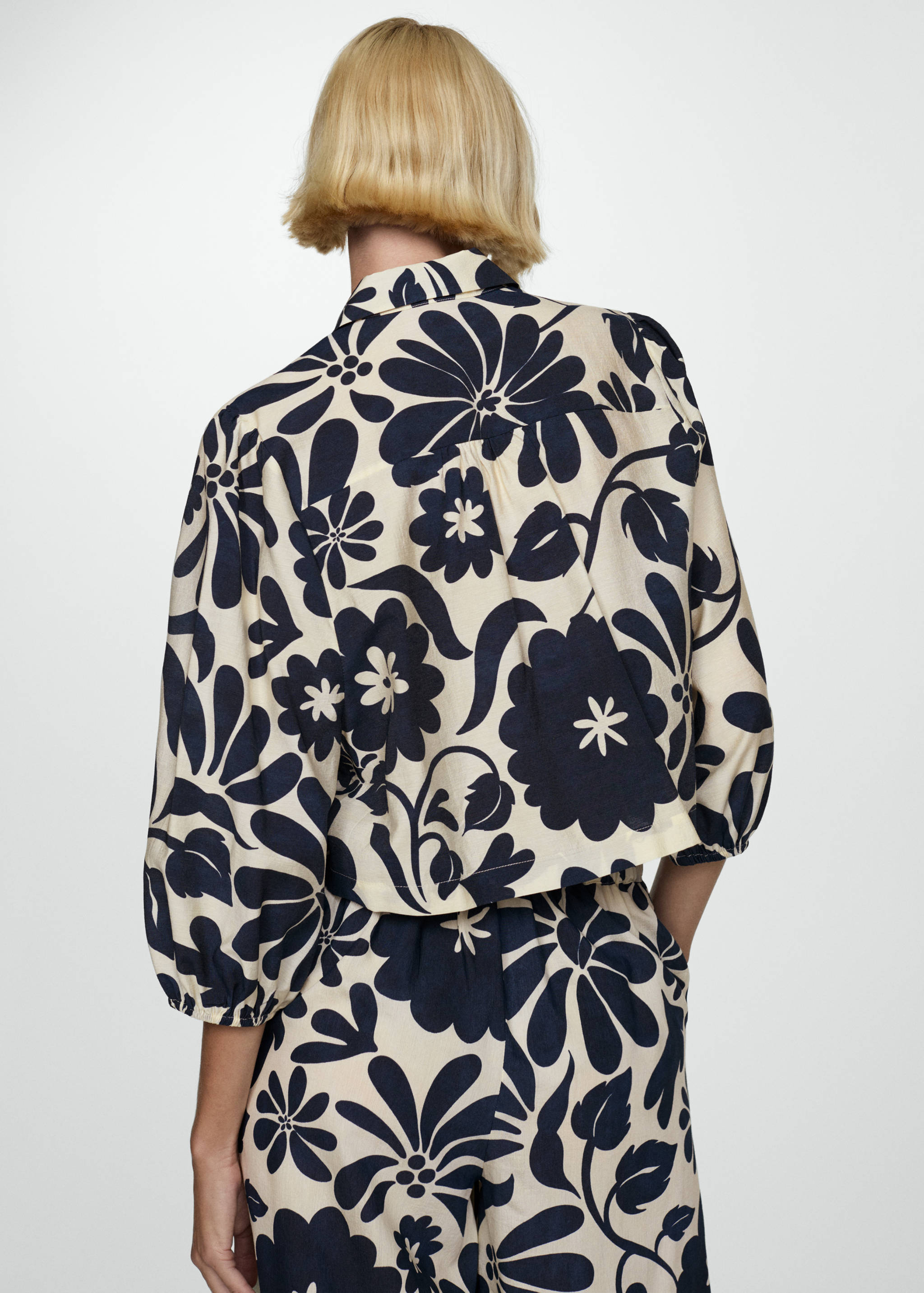 Укороченная рубашка с цветочным принтом - Обратная сторона изделия