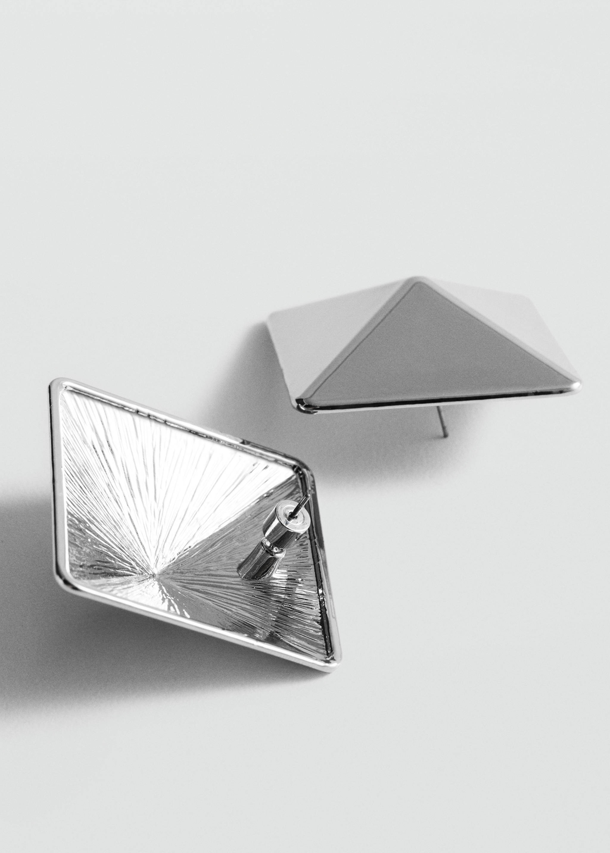 Квадратные серьги - Средний план