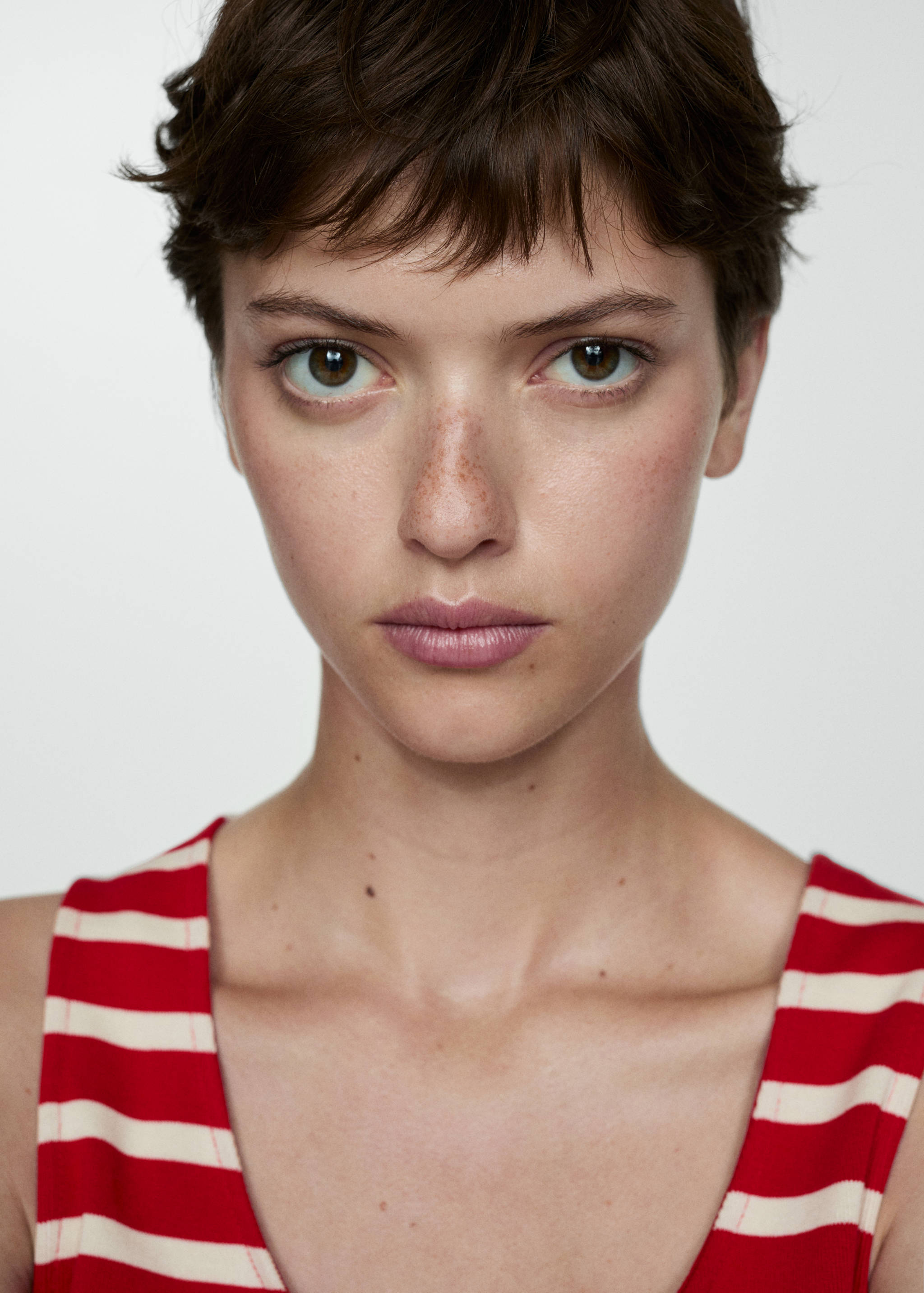 Top with straps and buttons - Details of the article 1