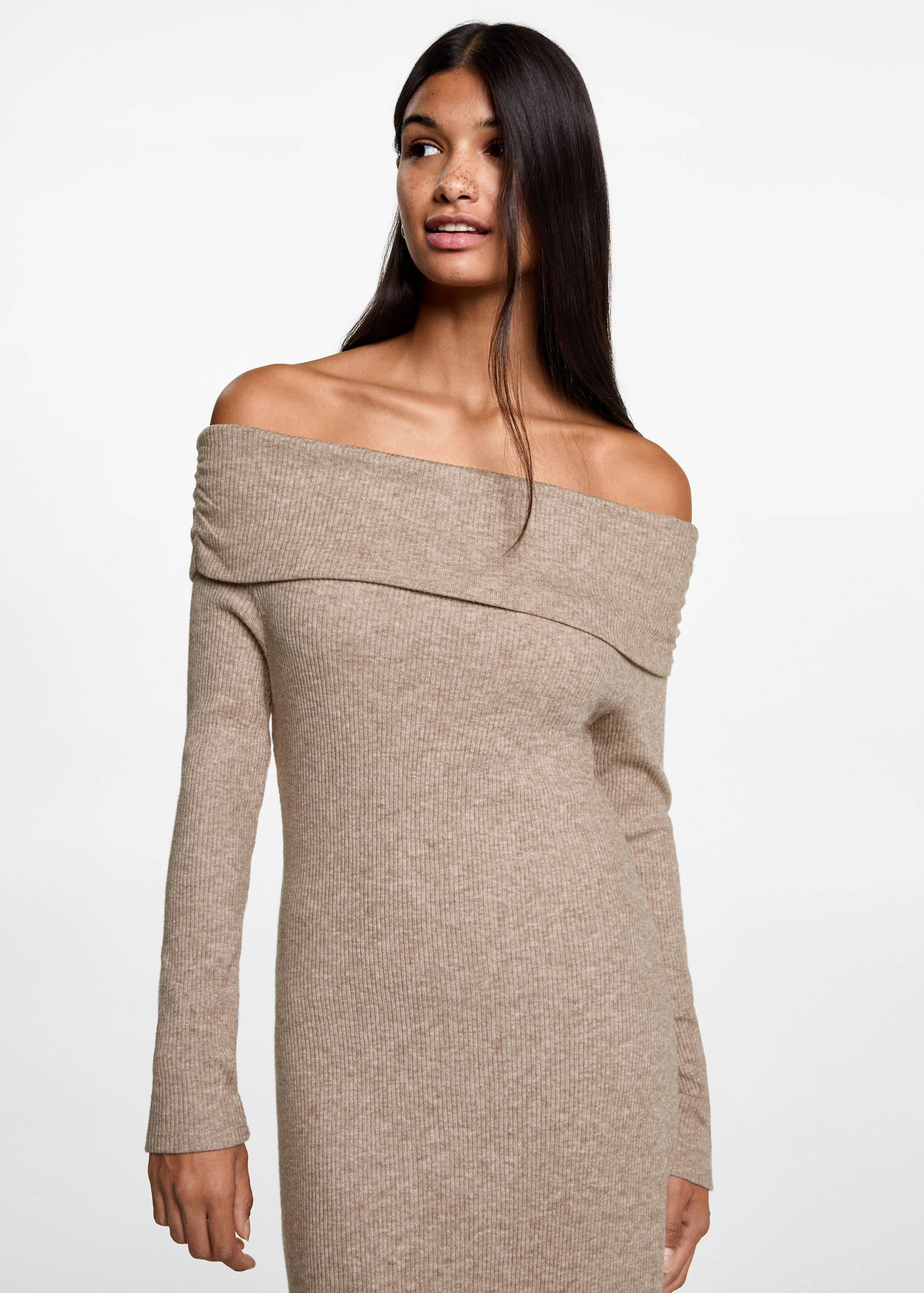 Vestido midi hombros descubiertos - Plano medio