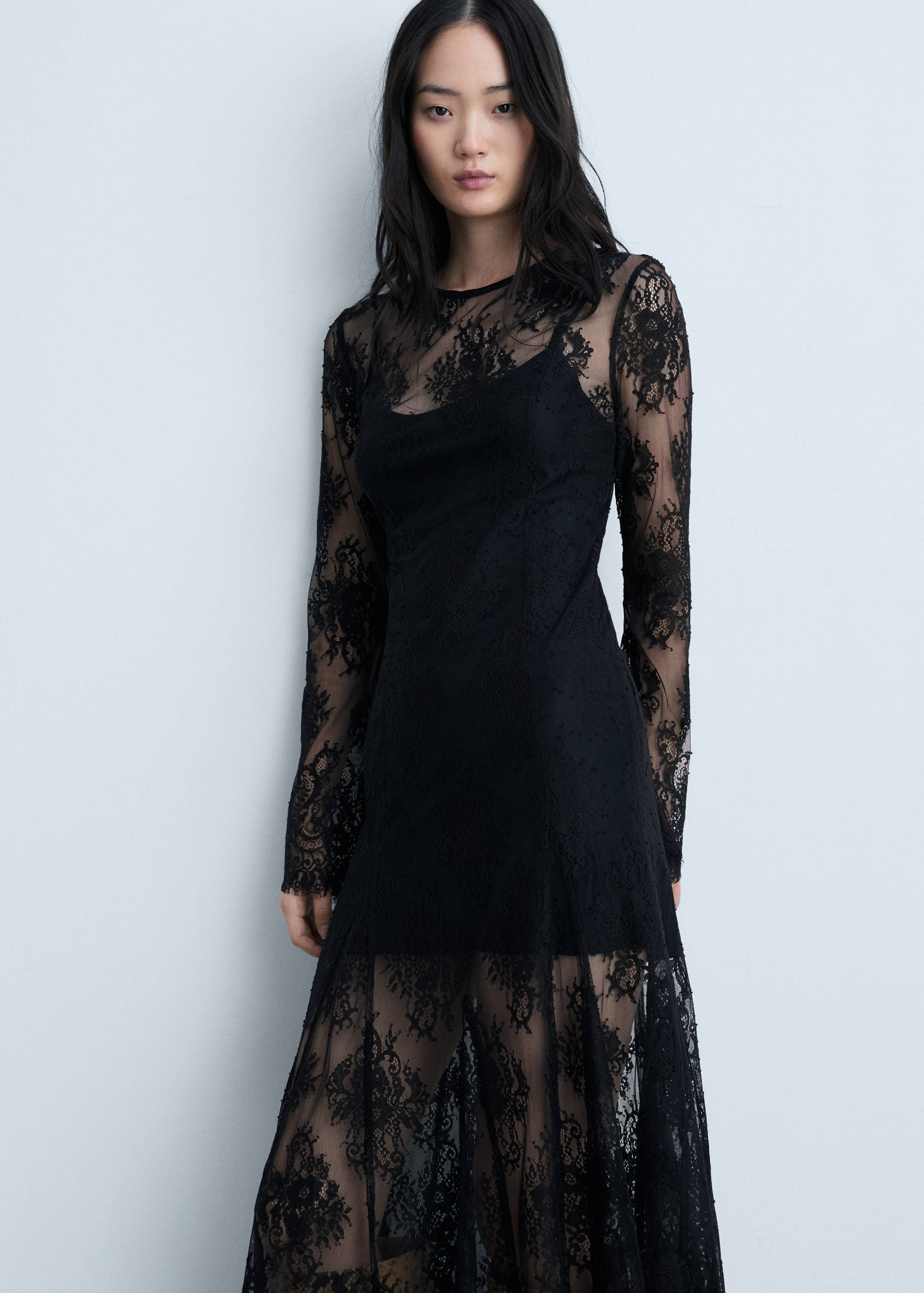 Robe longue semi-transparente dentelle - Plan moyen