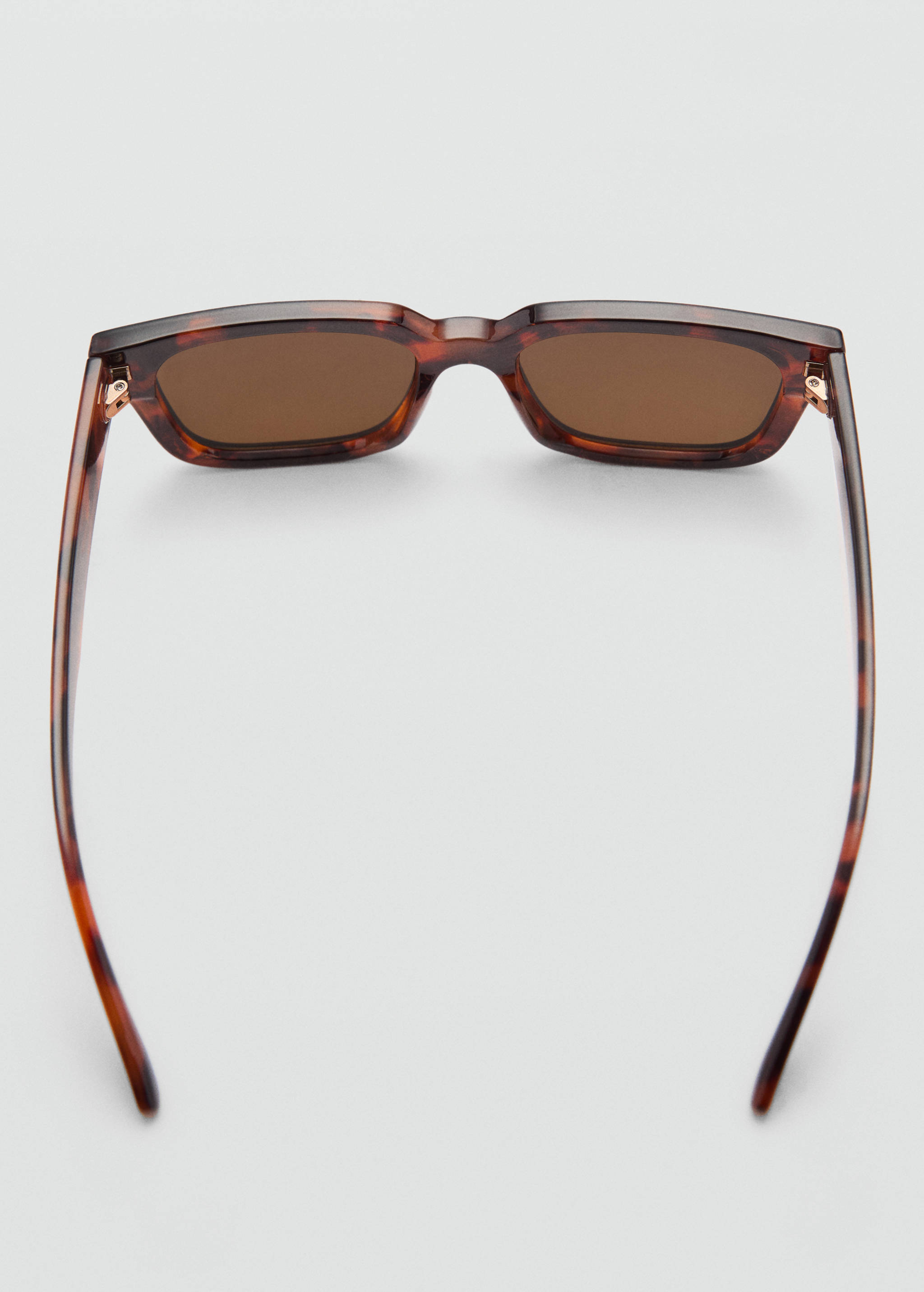 Солнцезащитные очки в квадратной оправе - Деталь изделия 1