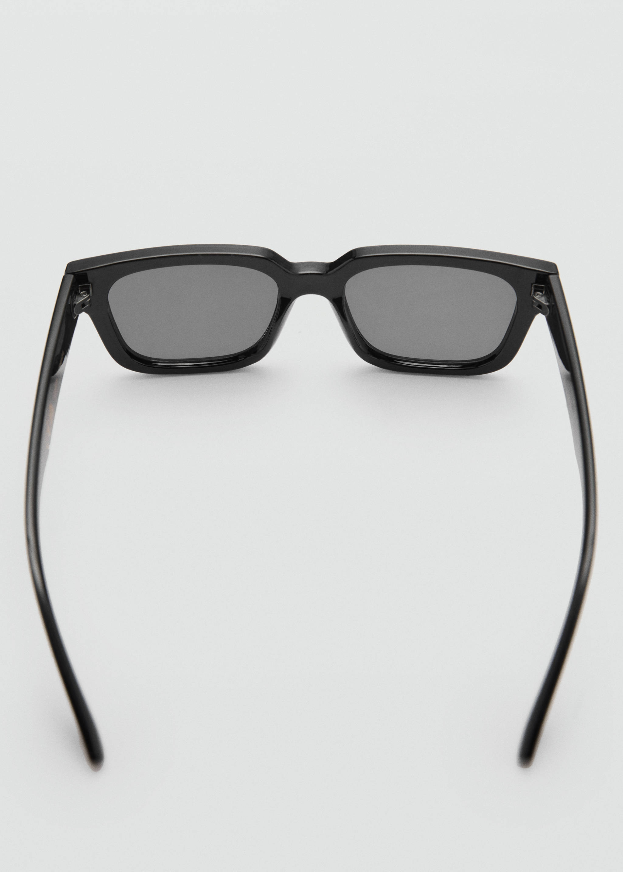 Солнцезащитные очки в квадратной оправе - Деталь изделия 1