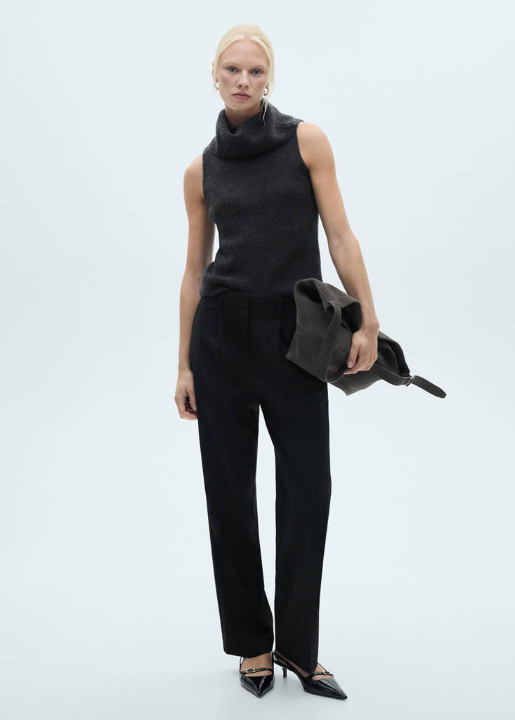 Straight-fit pleated trousers — Black
