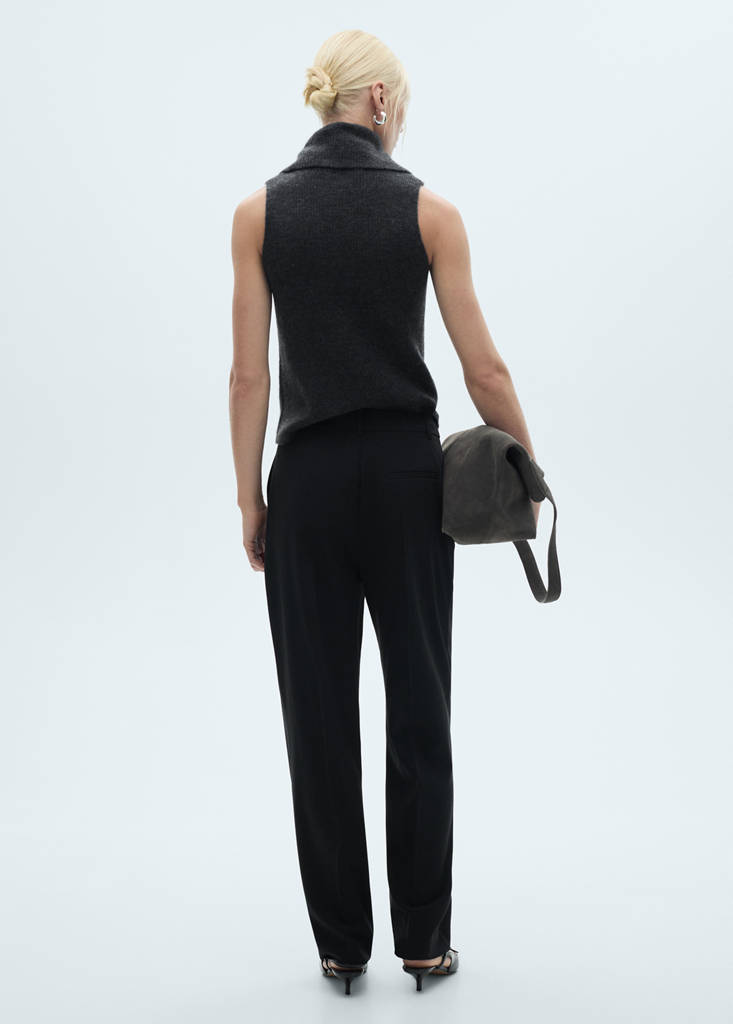 Straight-fit pleated trousers — Black