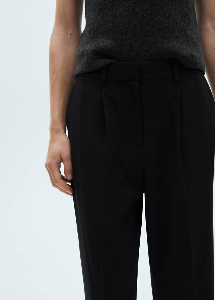 Straight-fit pleated trousers — Black