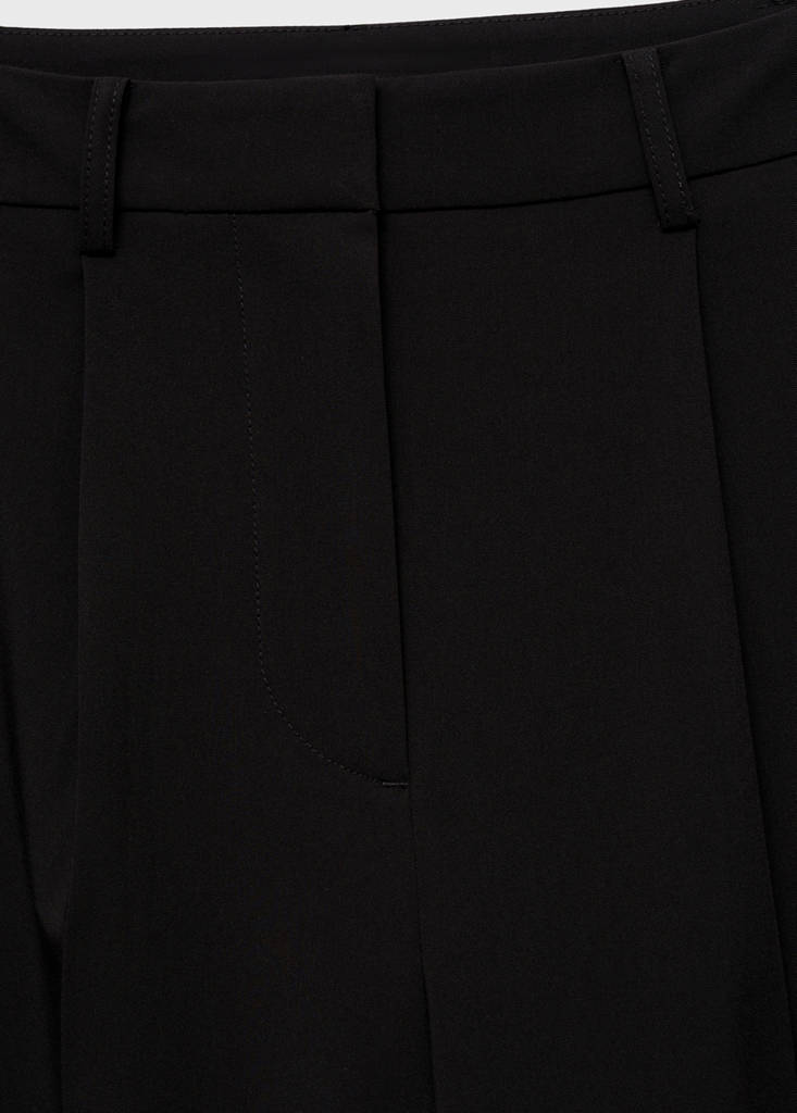 Straight-fit pleated trousers — Black
