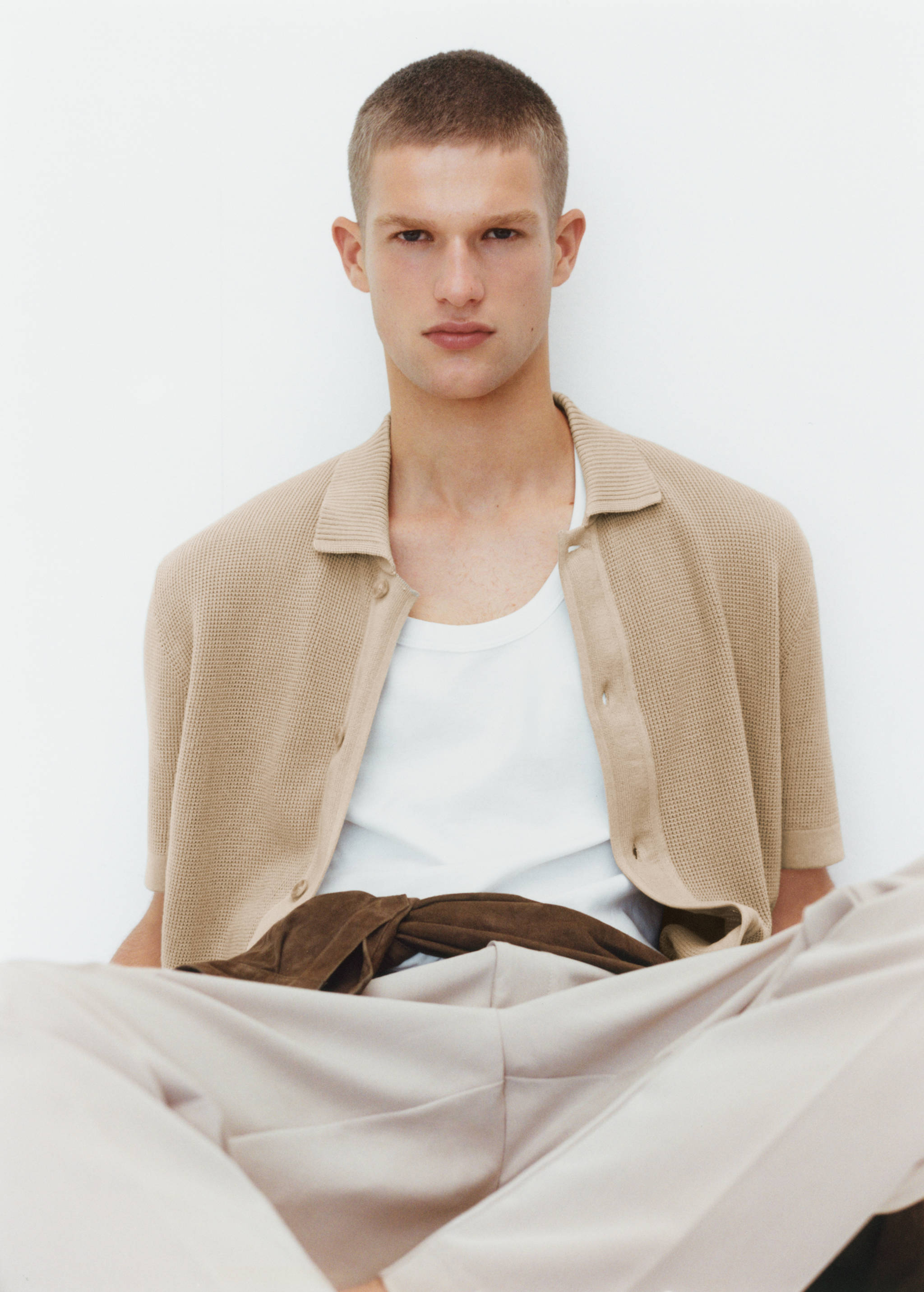 Buttoned micro-structure knitted polo shirt - Details of the article 5