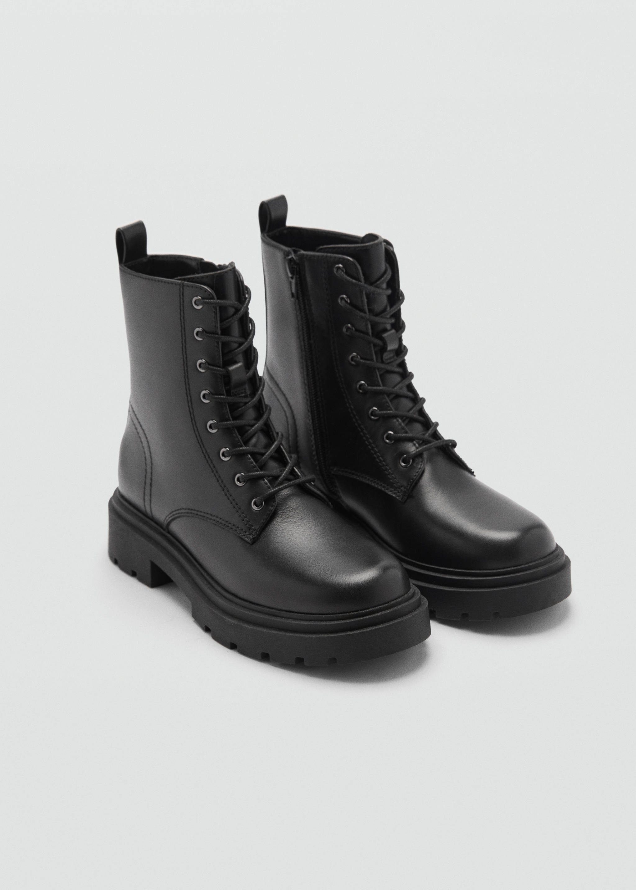 Leather boot with laces and track sole - Medium plane