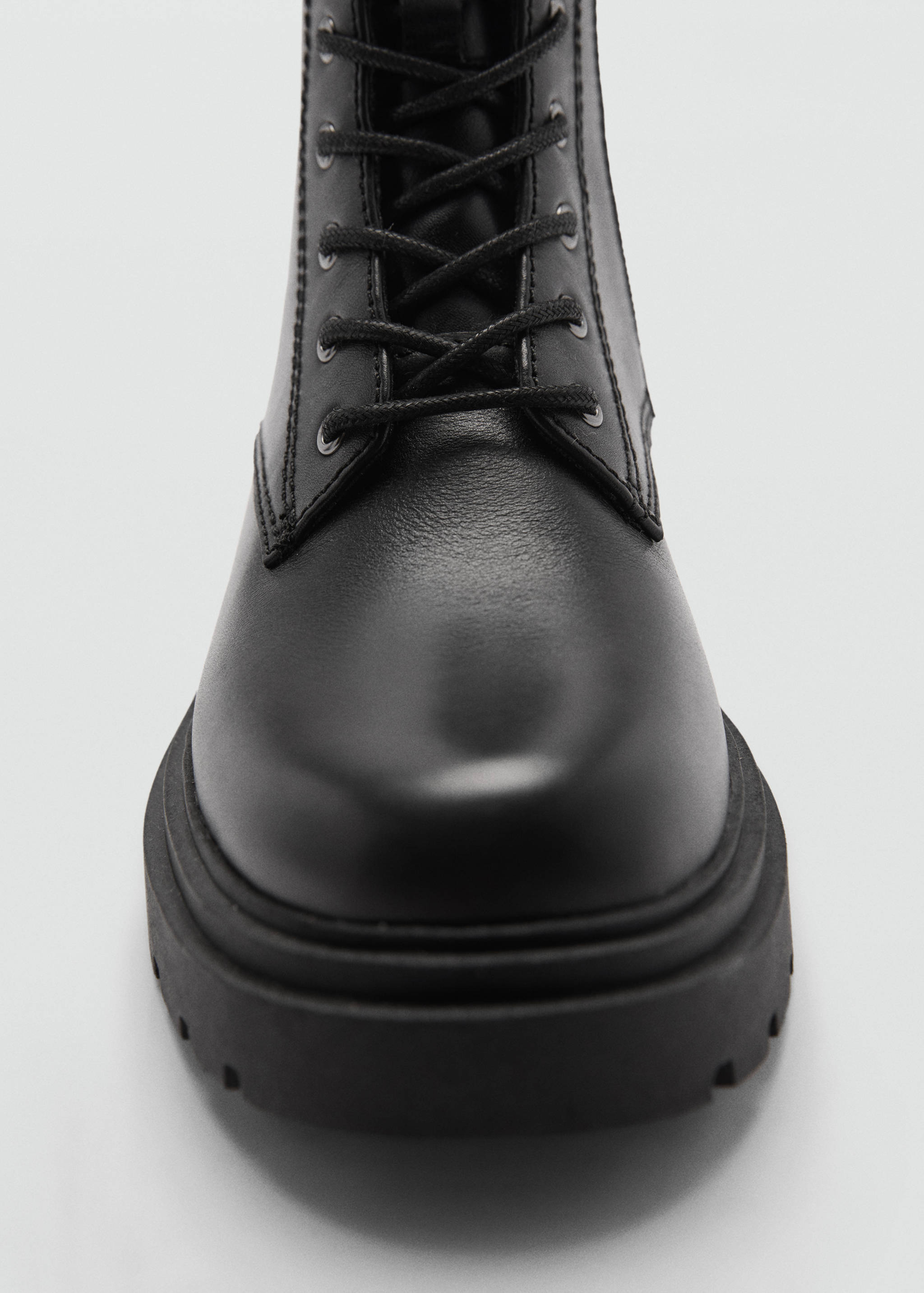 Leather boot with laces and track sole - Details of the article 3