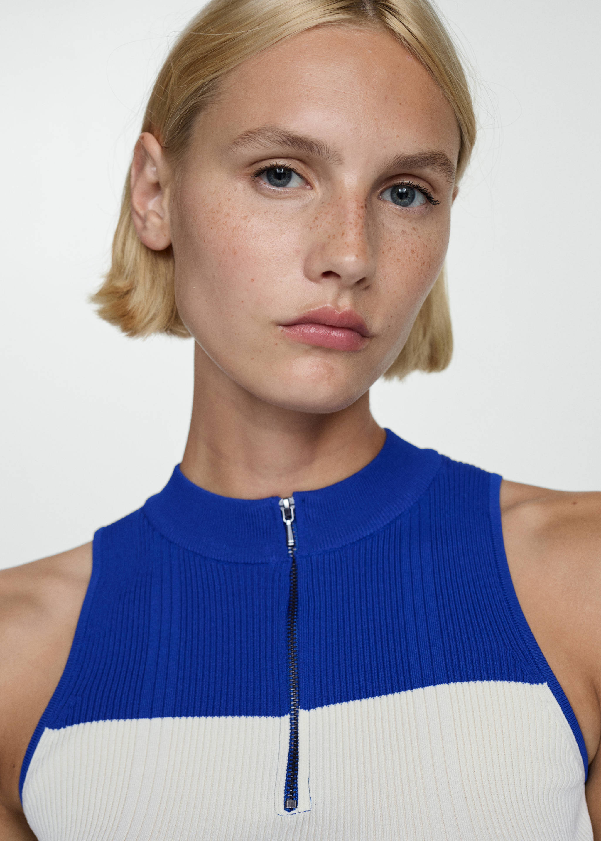 Buttoned round-neck cardigan - Details of the article 1