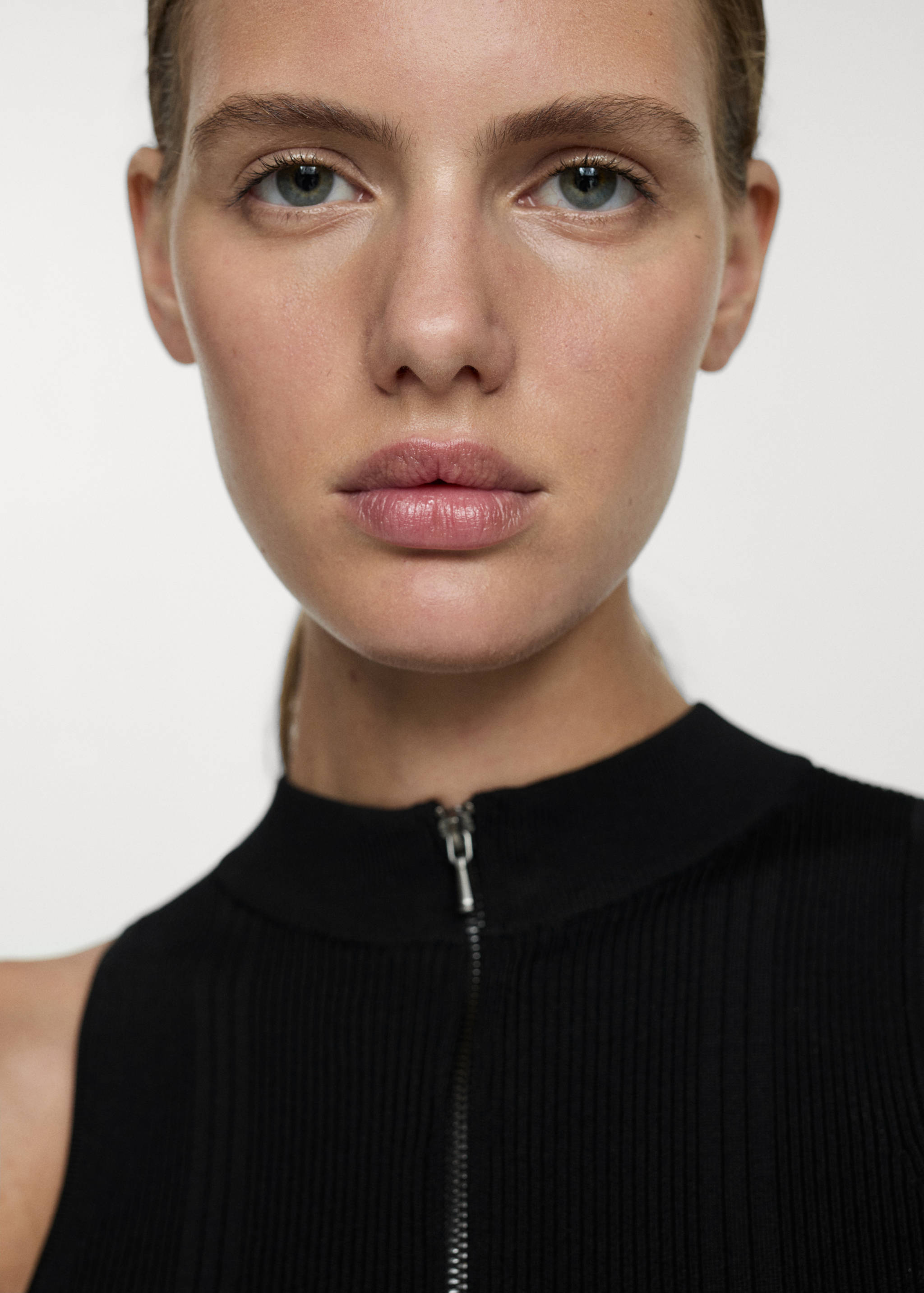 Buttoned round-neck cardigan - Details of the article 1