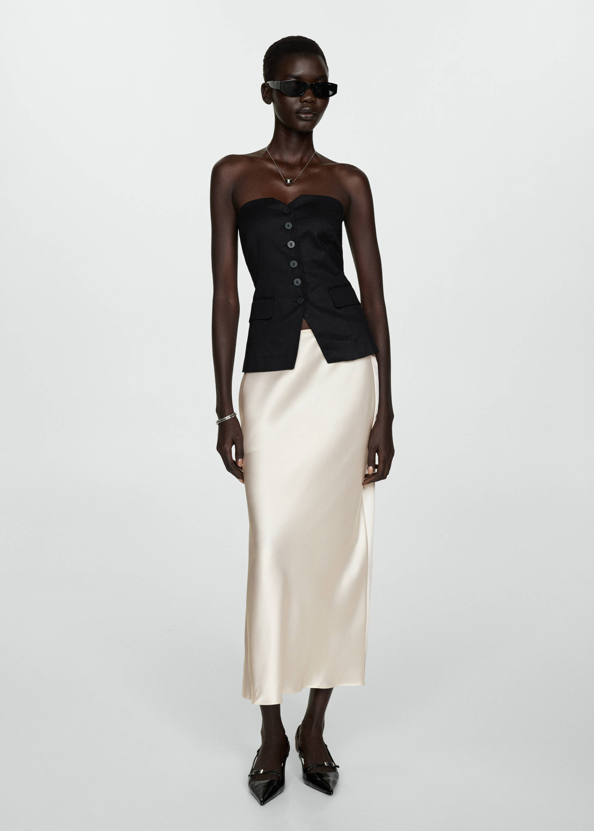 Falda midi satinada - Plano general