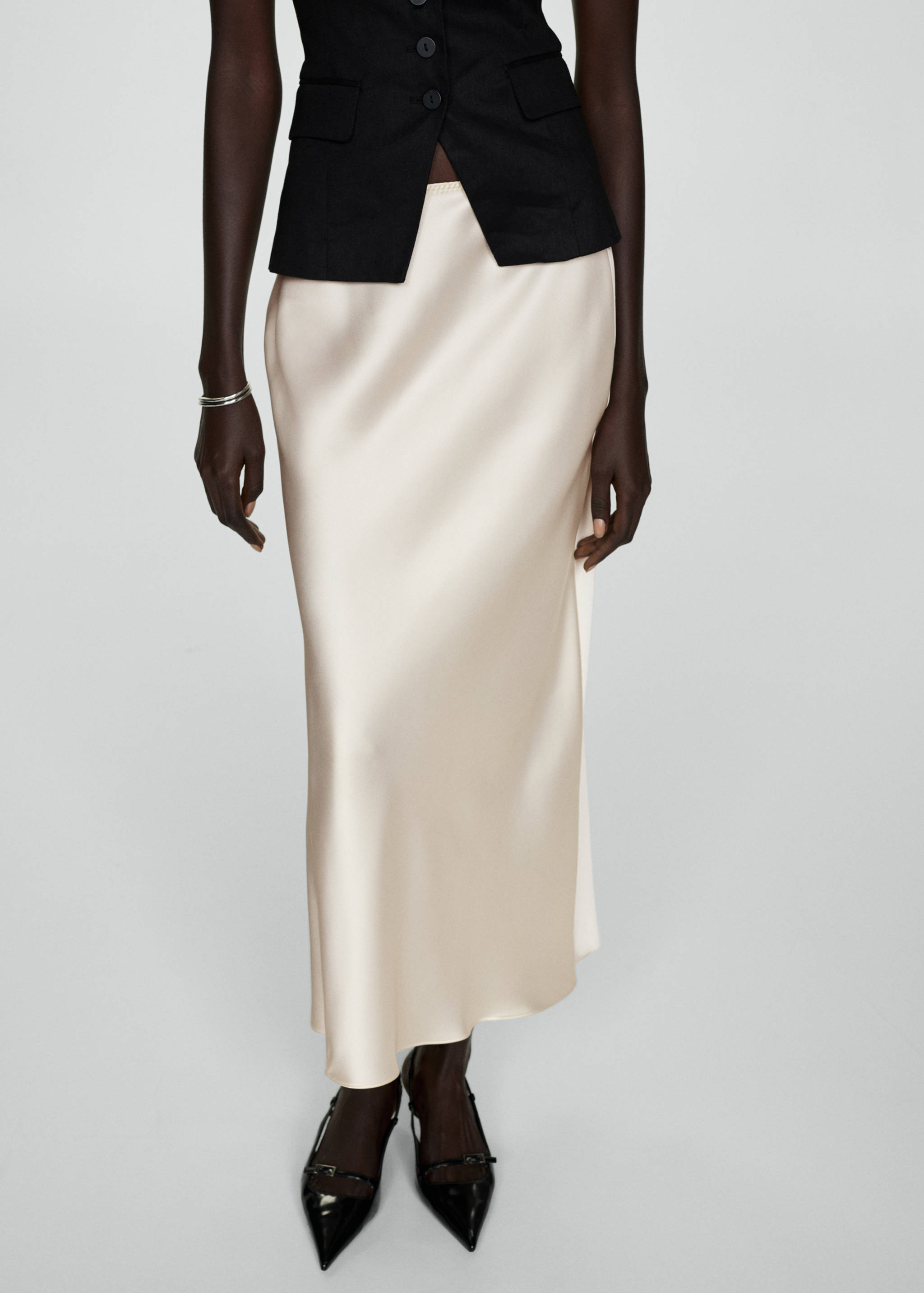 Falda midi satinada - Plano medio
