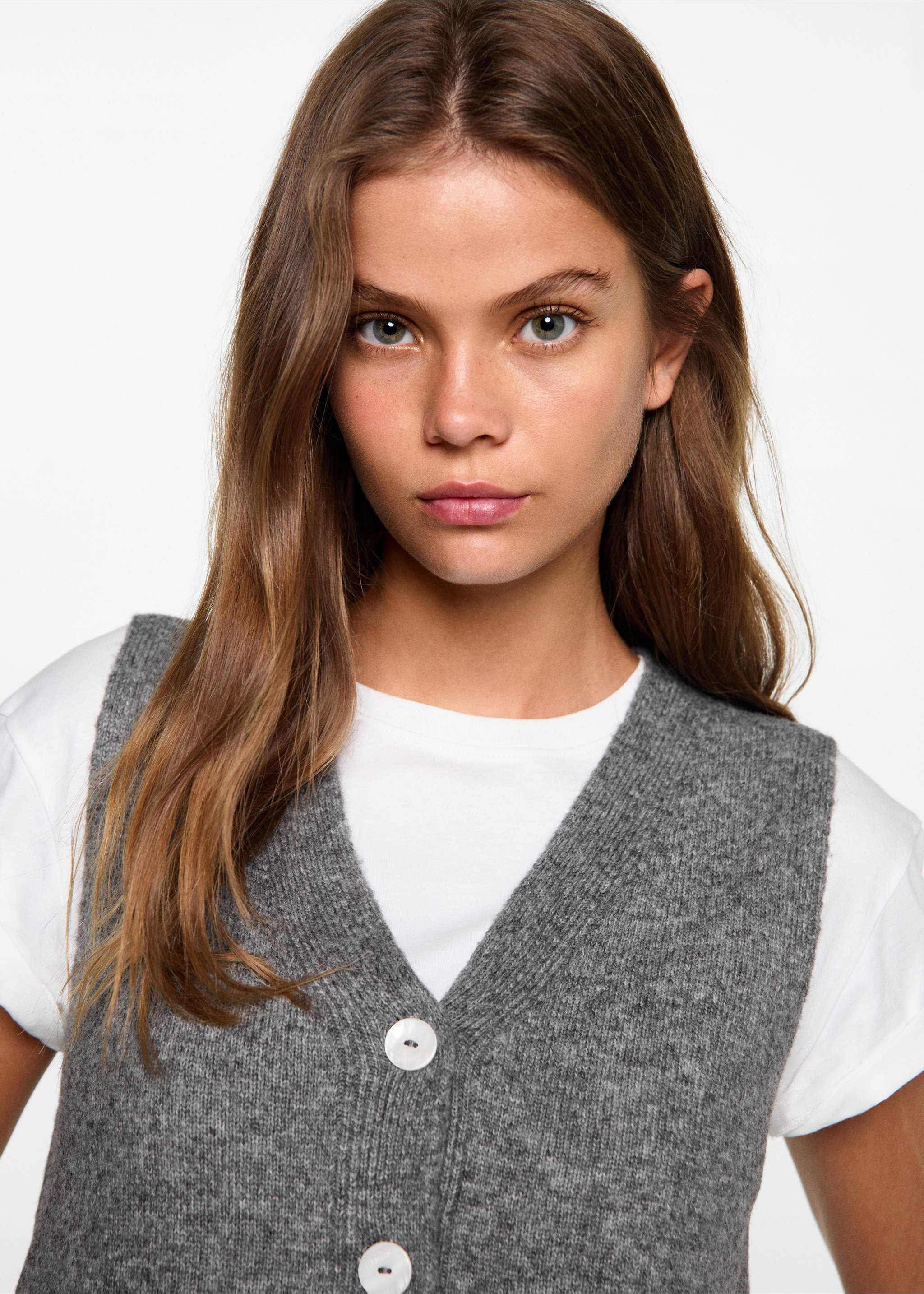 Vest with buttons - Details of the article 1, Grey. Ref: 77094781-00.