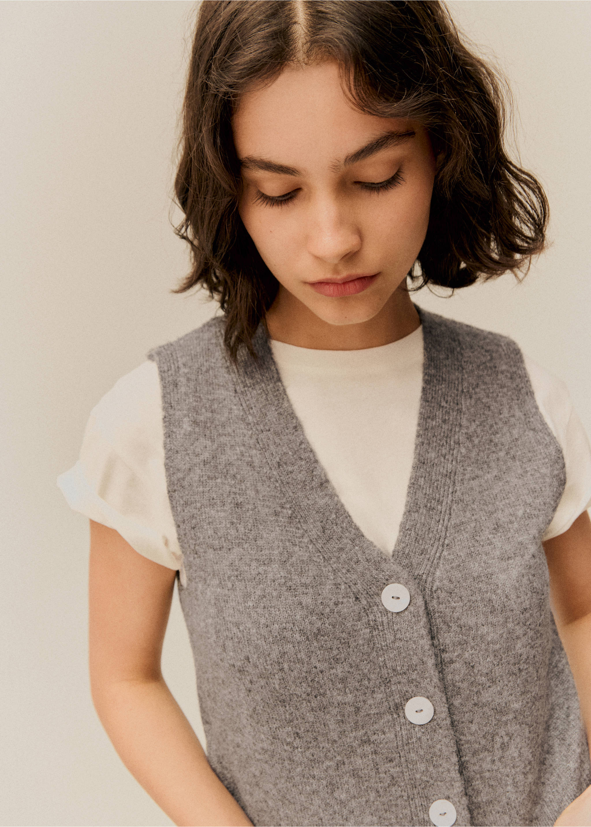 Vest with buttons - Details of the article 5, Grey. Ref: 77094781-00.