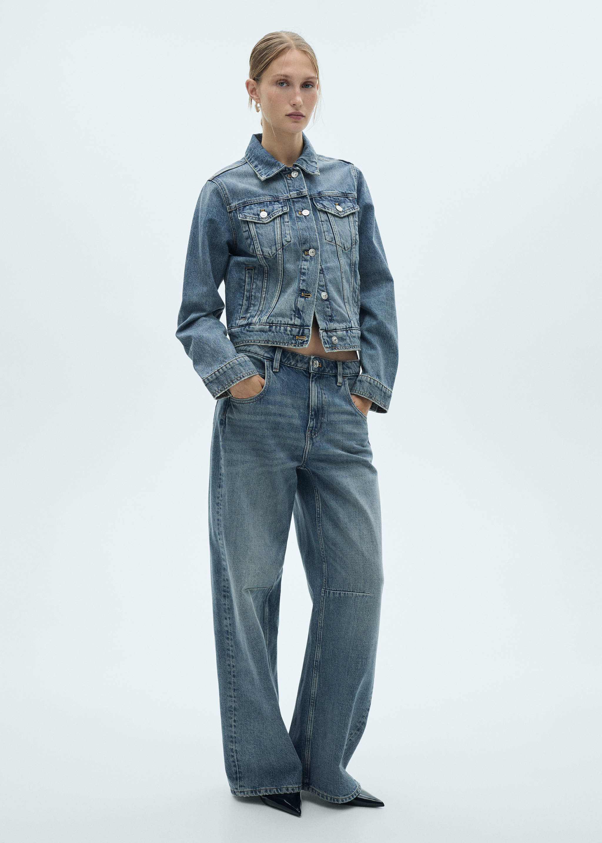 Cazadora vaquera bolsillos - Plano general