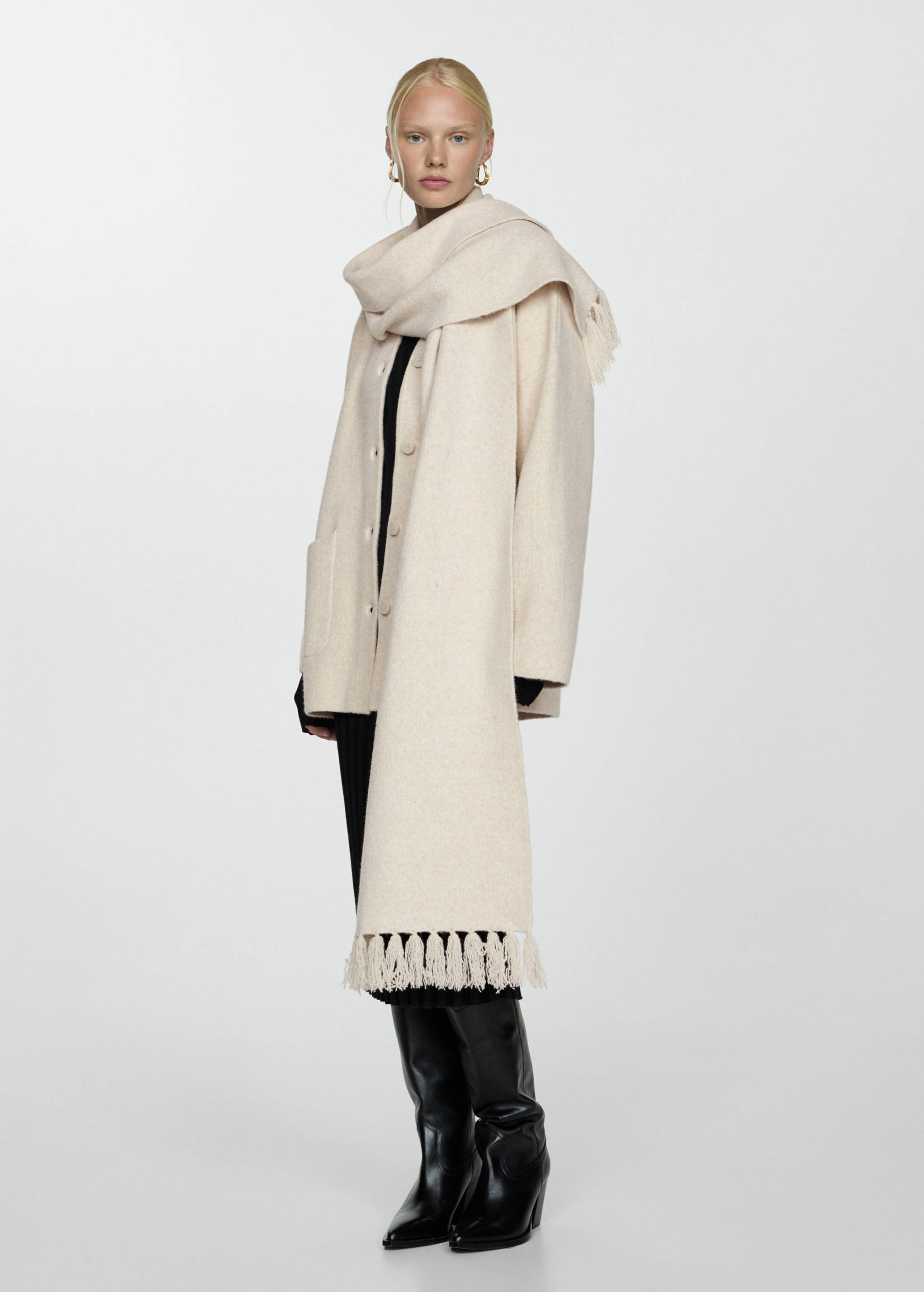 Knitted coat with detachable scarf - General plane