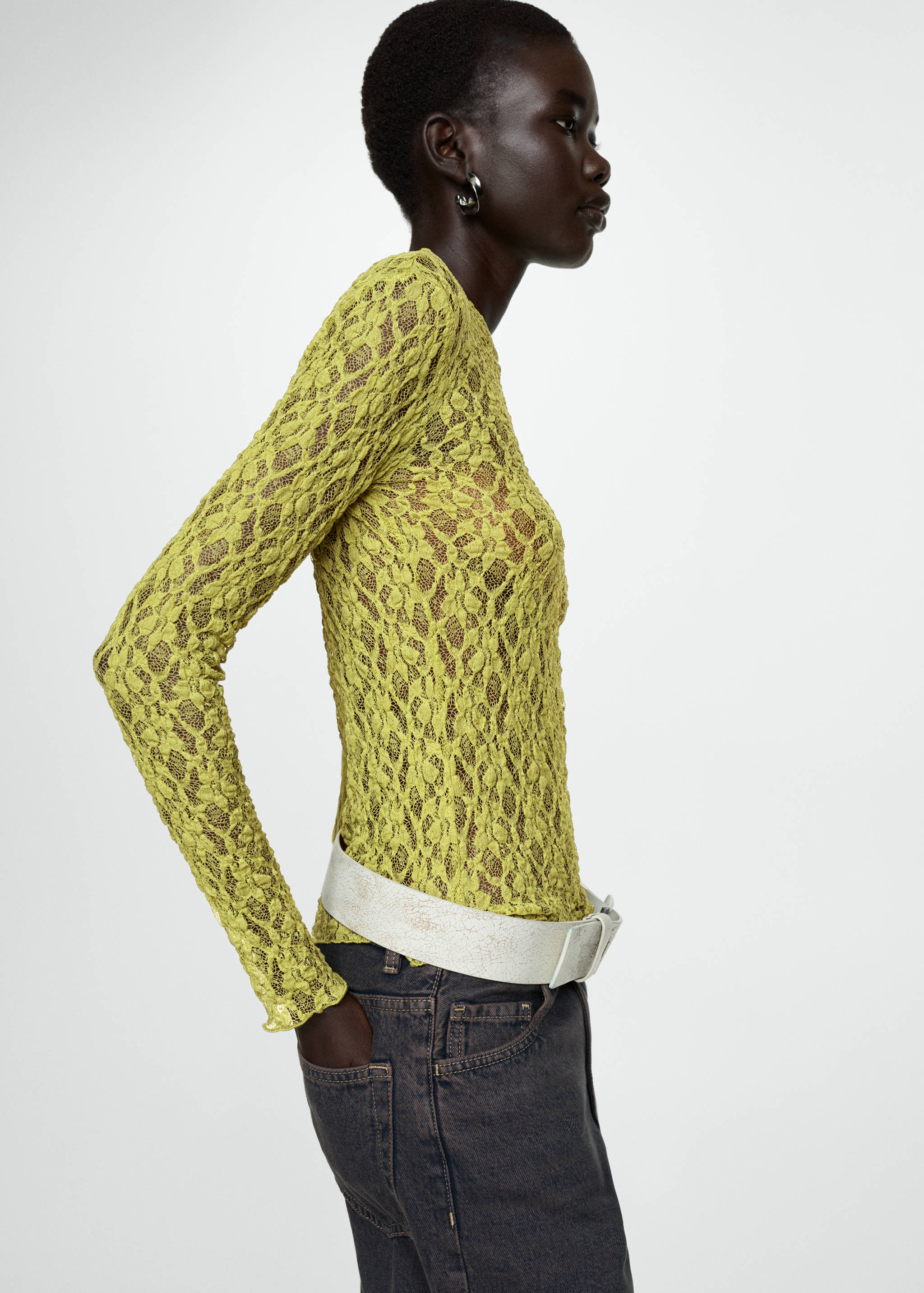 Кружевной лонгслив с круглой горловиной - Средний план