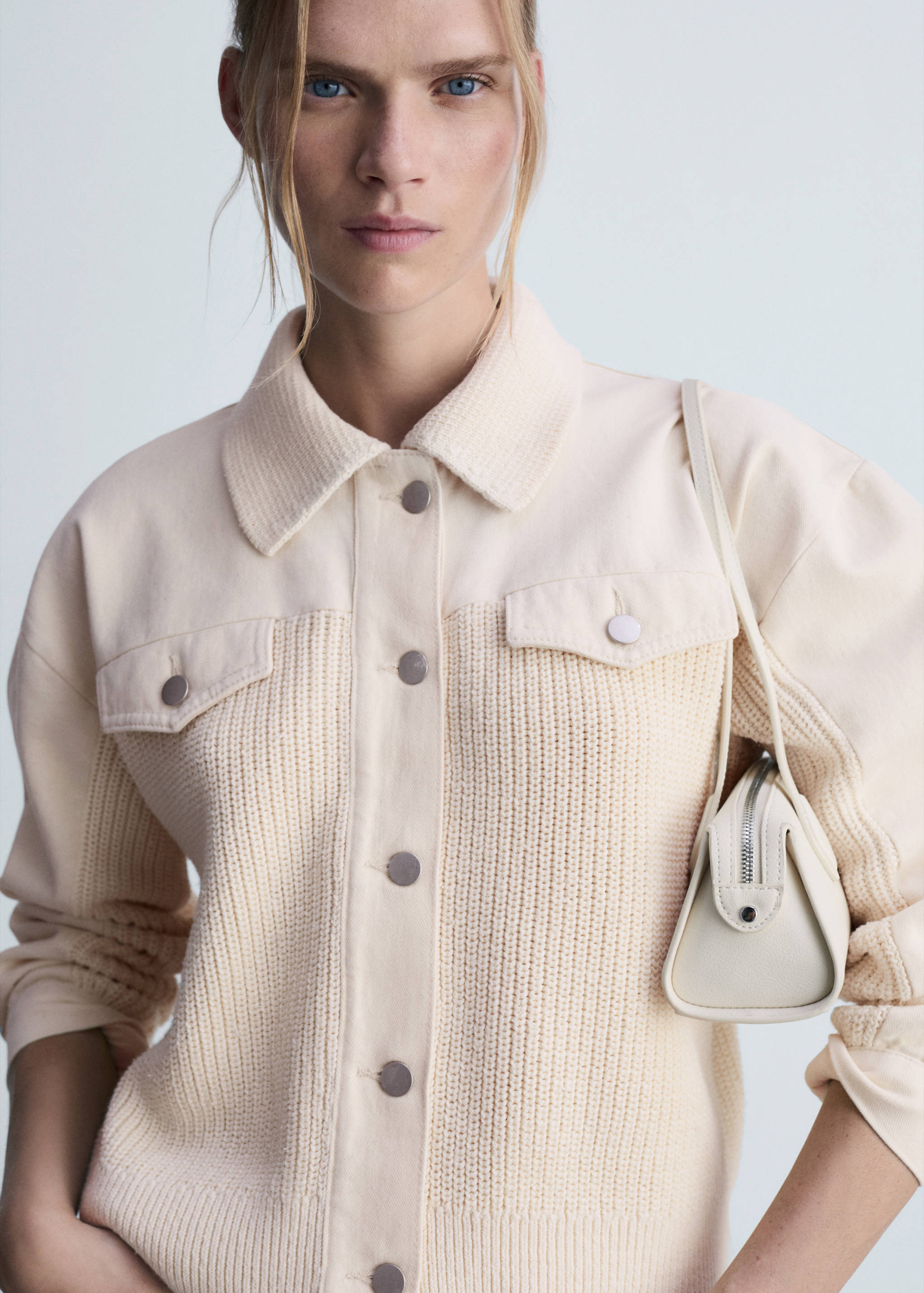 Комбинированная куртка из трикотажа - Средний план