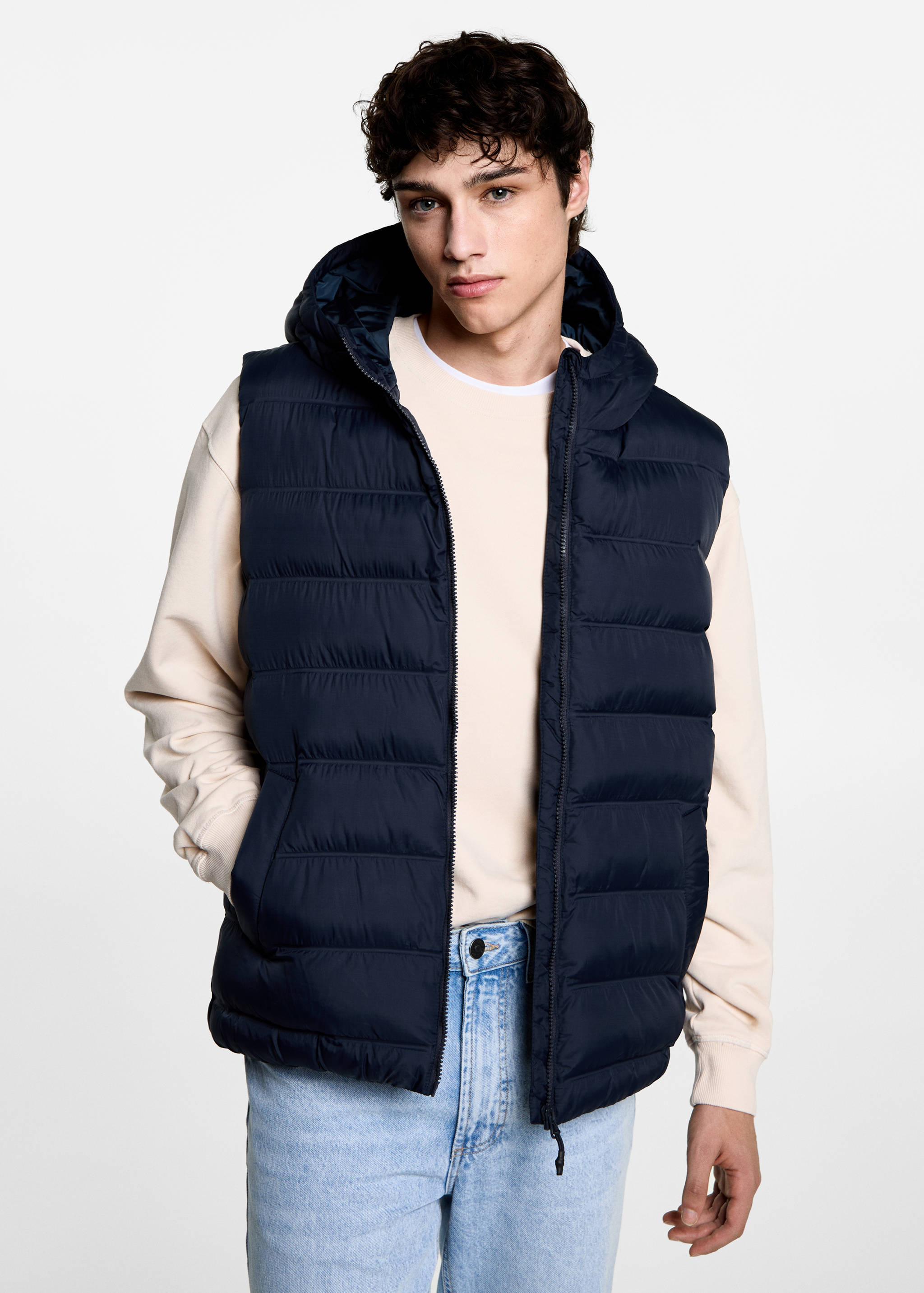 Gilet matelassé à capuche - Plan moyen