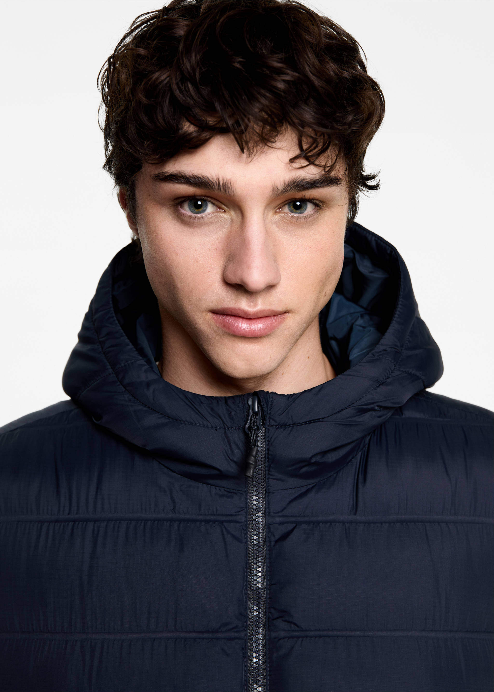 Gilet matelassé à capuche - Détail de l'article 1, Bleu marine foncé. Ref: 77095965-00.