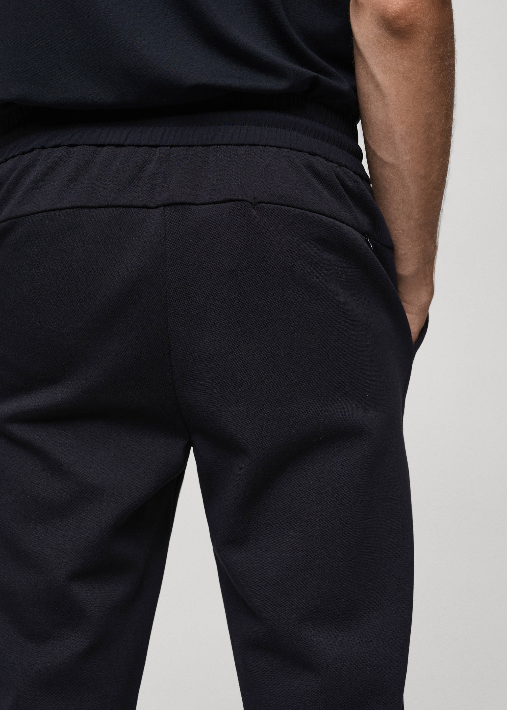 Calças jogger com estrutura e tecnologia antiodores - Pormenor do artigo 6