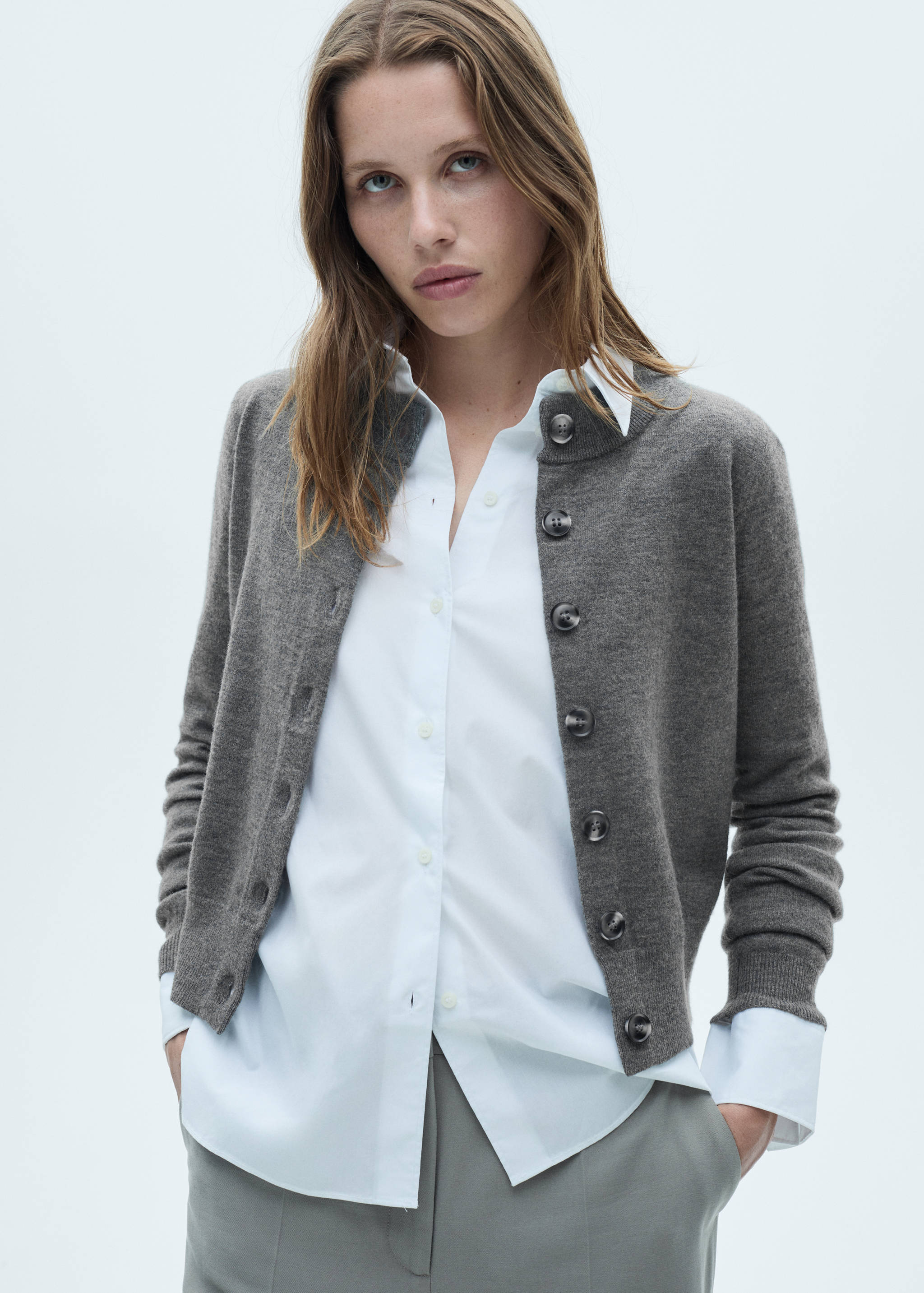 Round-neck buttoned cardigan - Medium plane