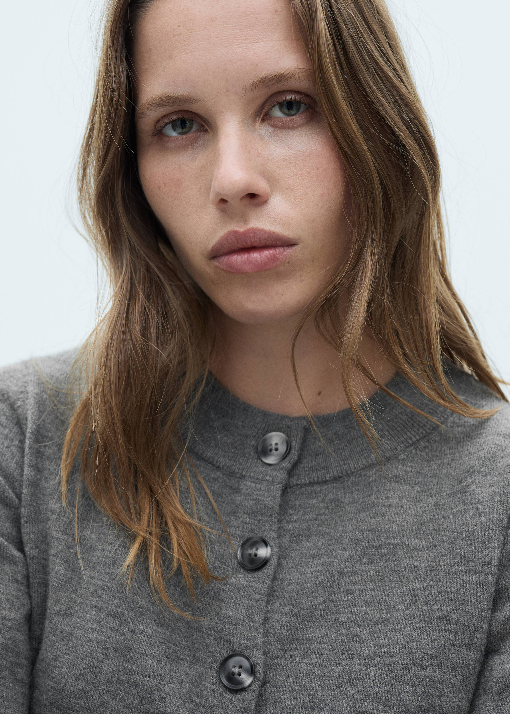 Round-neck buttoned cardigan - Details of the article 1