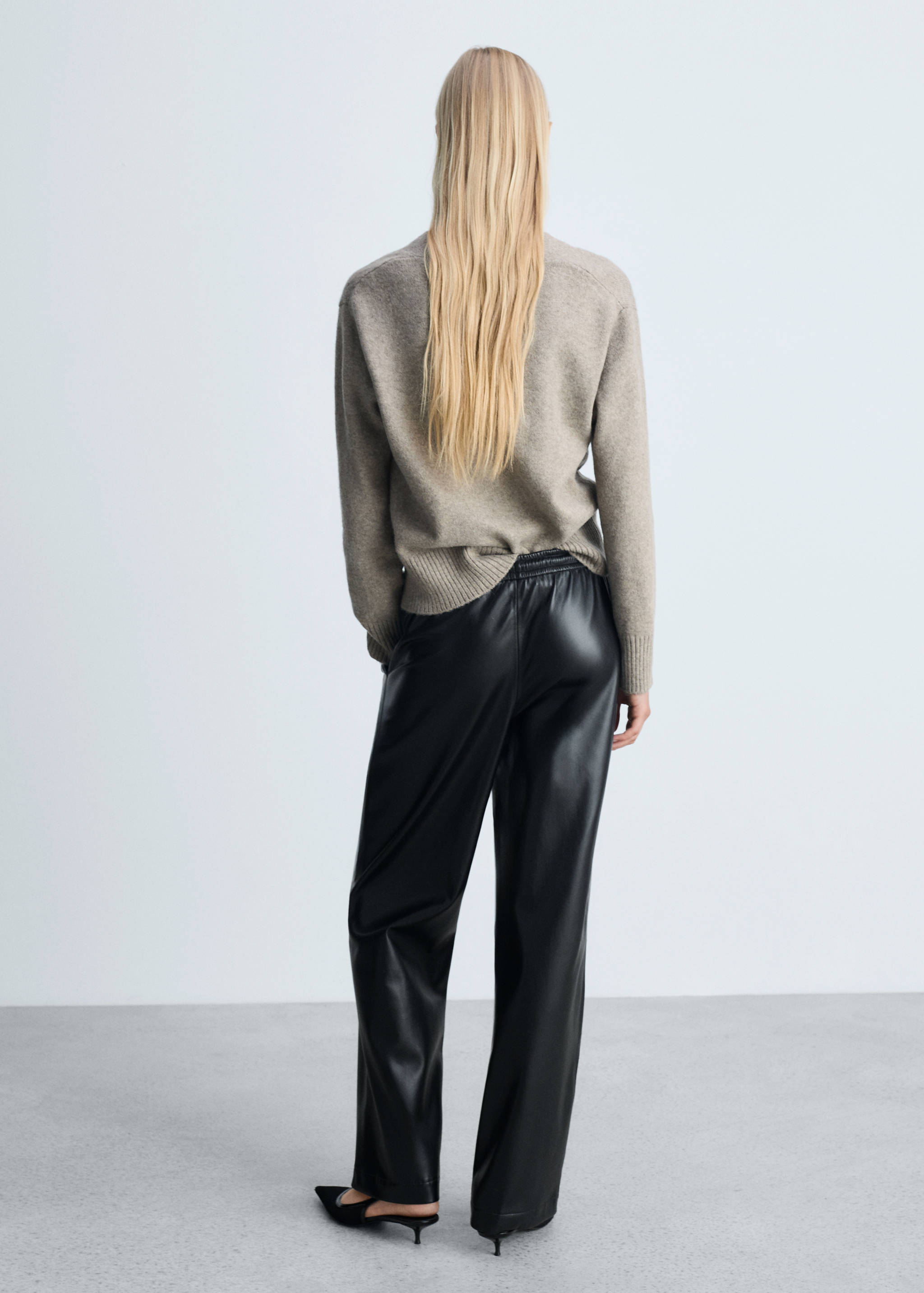 Faux-leather trousers with elastic waist - Reverse of the article