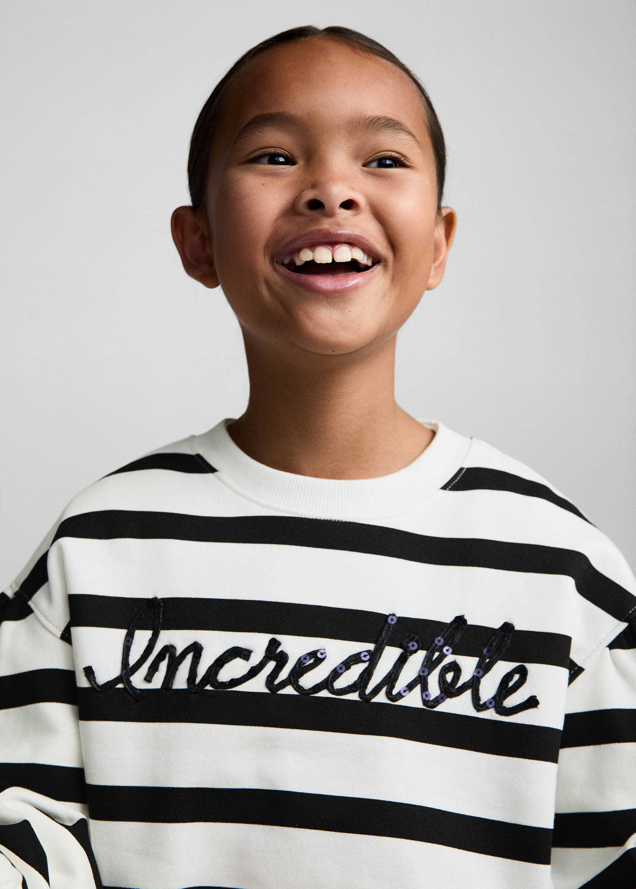 Striped sweatshirt with embroidered detail - Details of the article 1