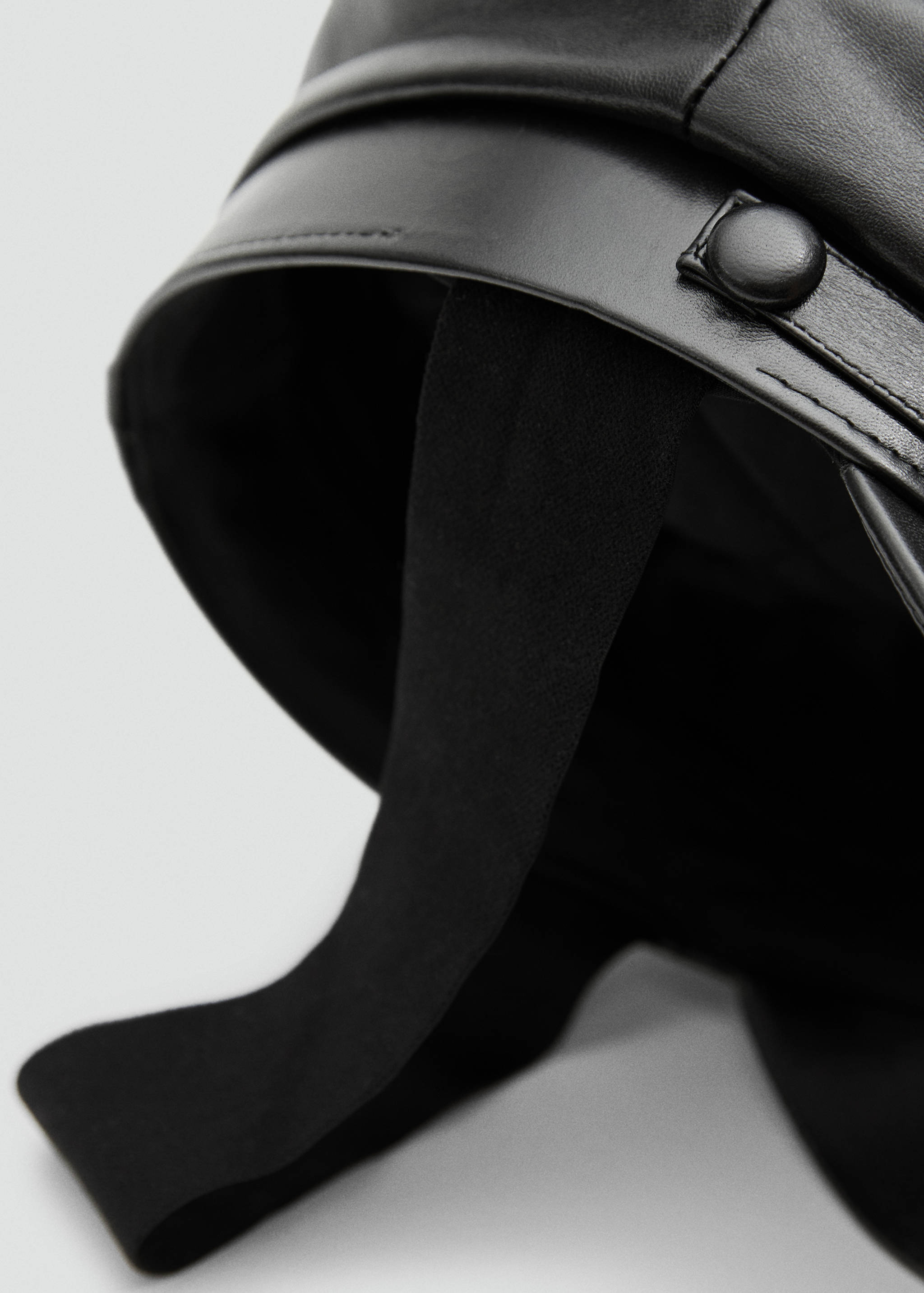 100% leather baker display picture 1