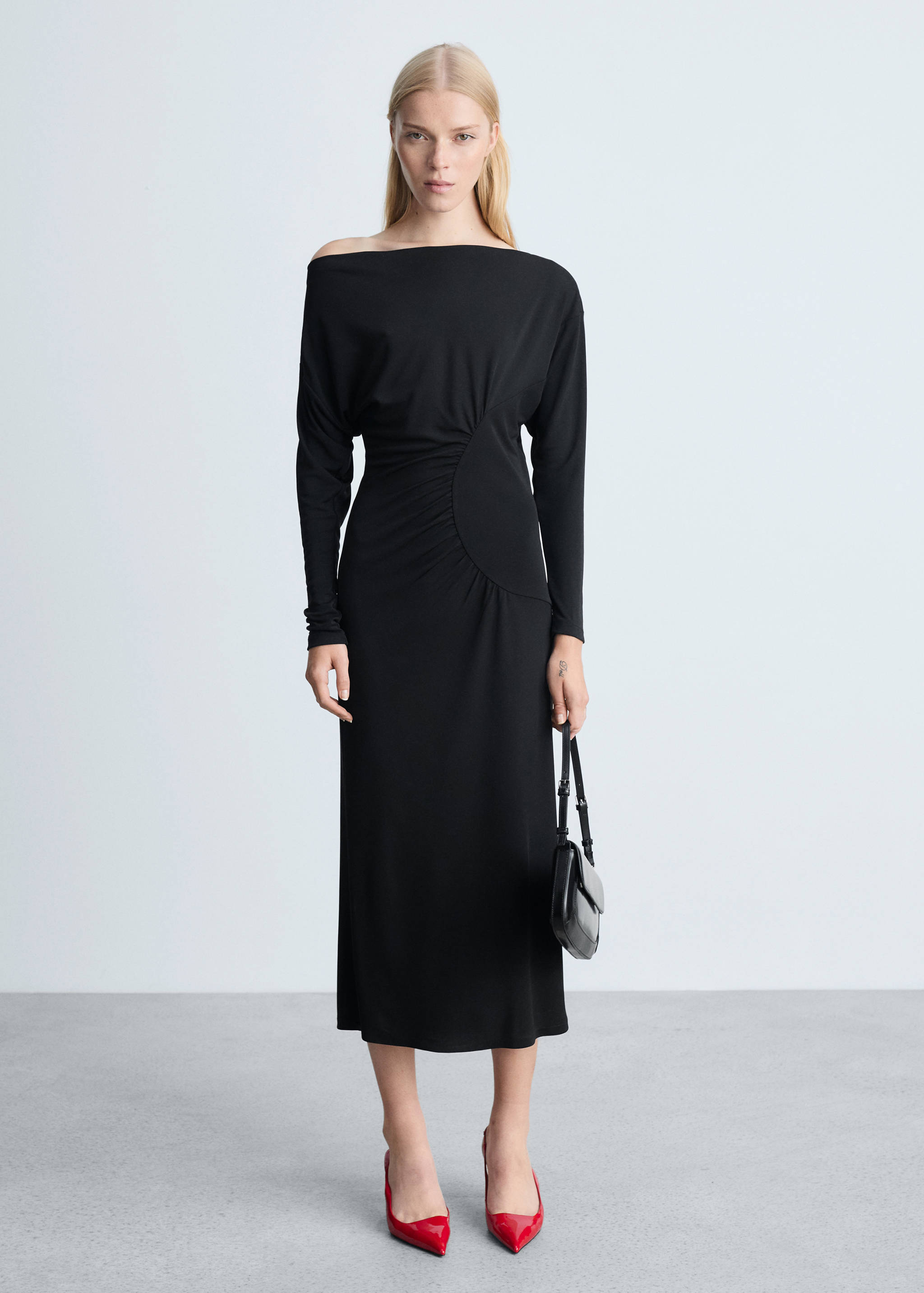 Robe froncée épaules dénudées - Plan général