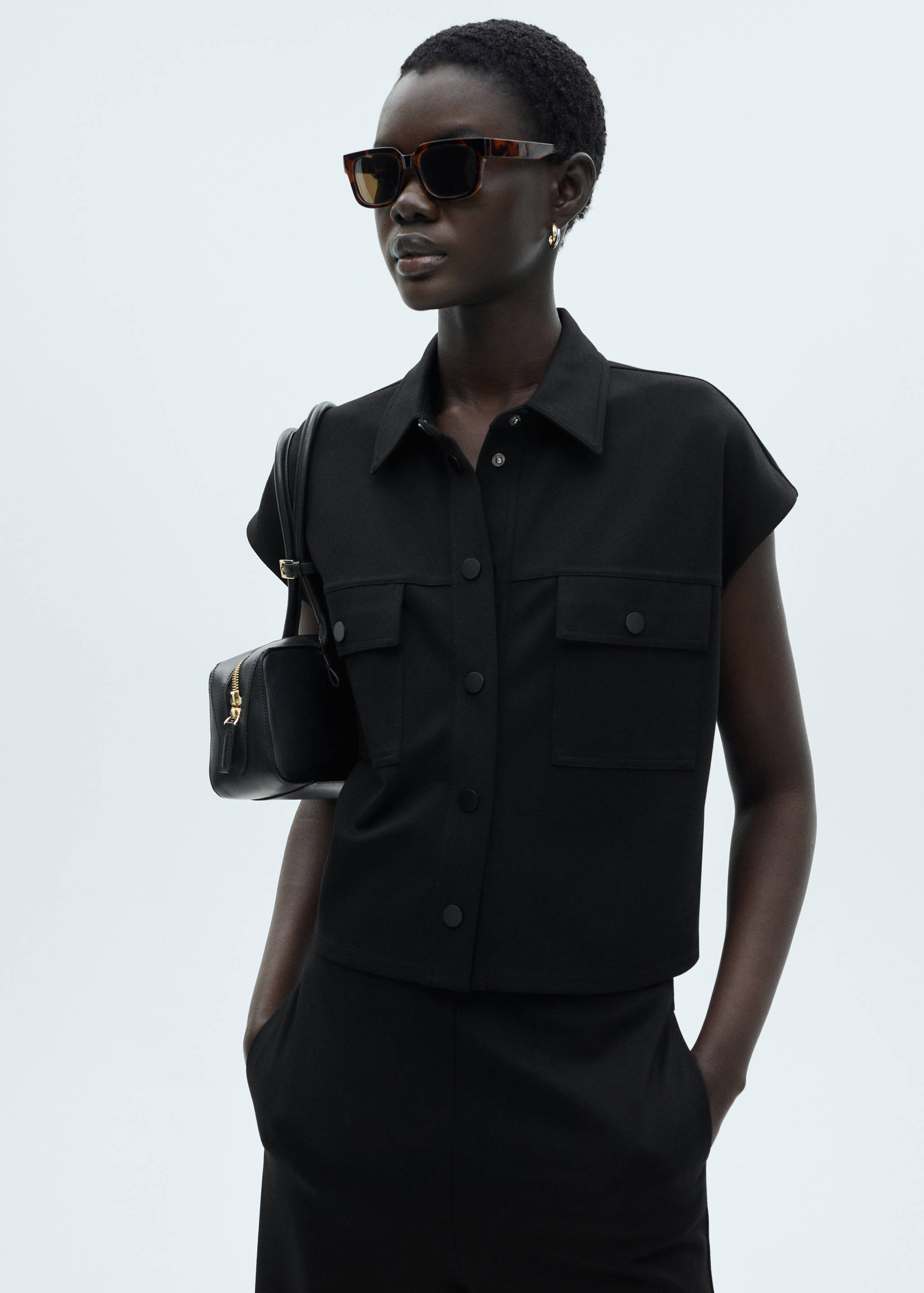 Chaleco botones bolsillos - Plano medio