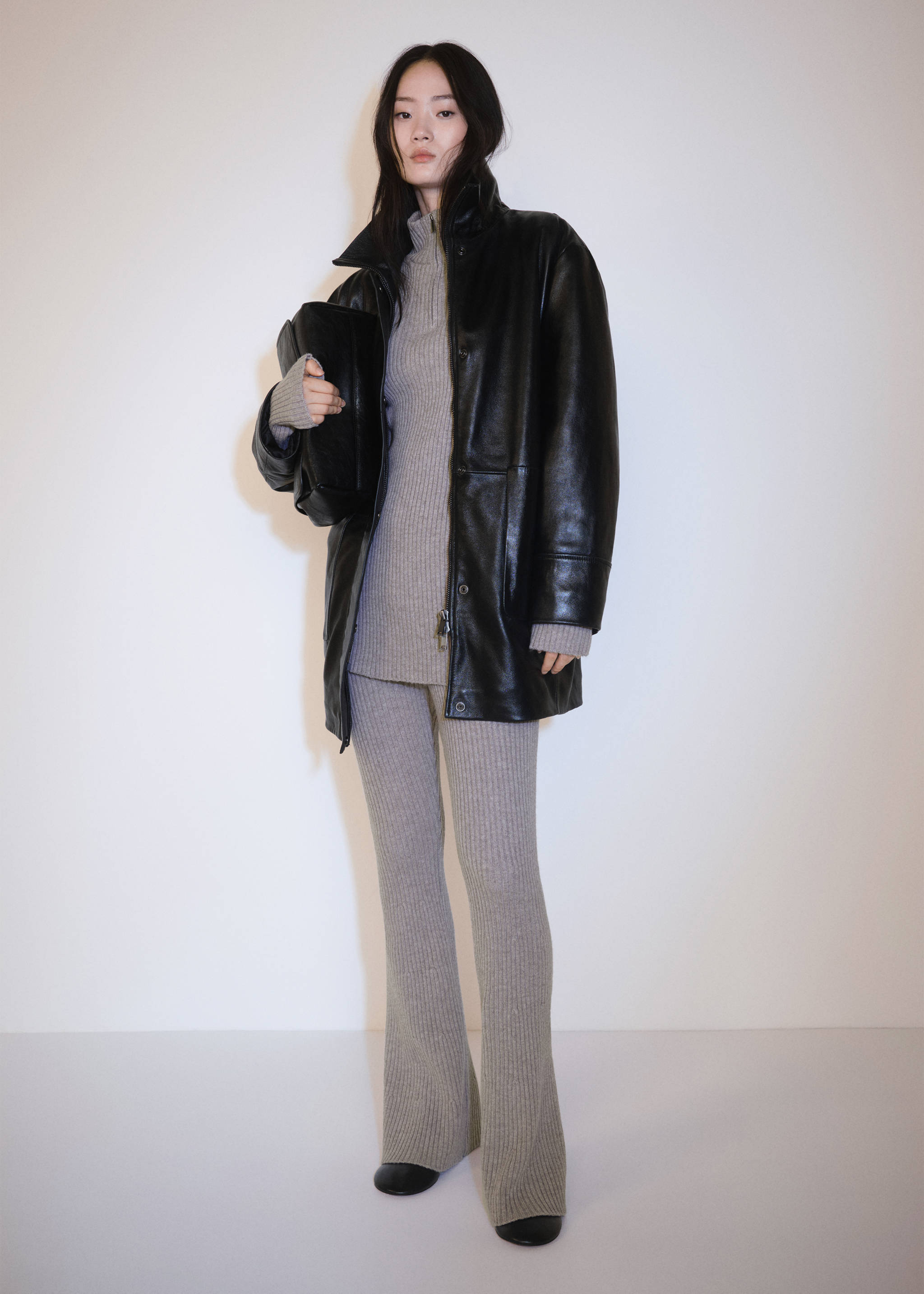 Брюки-клеш из трикотажа в рубчик - Общий план