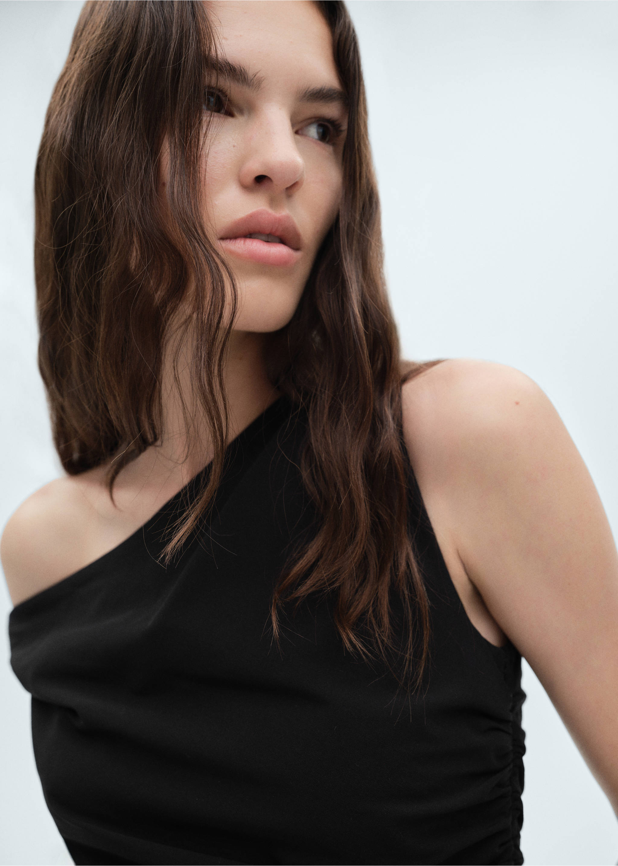 Asymmetrische jurk met gesmokte details - Detail van het artikel 1, Zwart. Ref: 77097689-00.