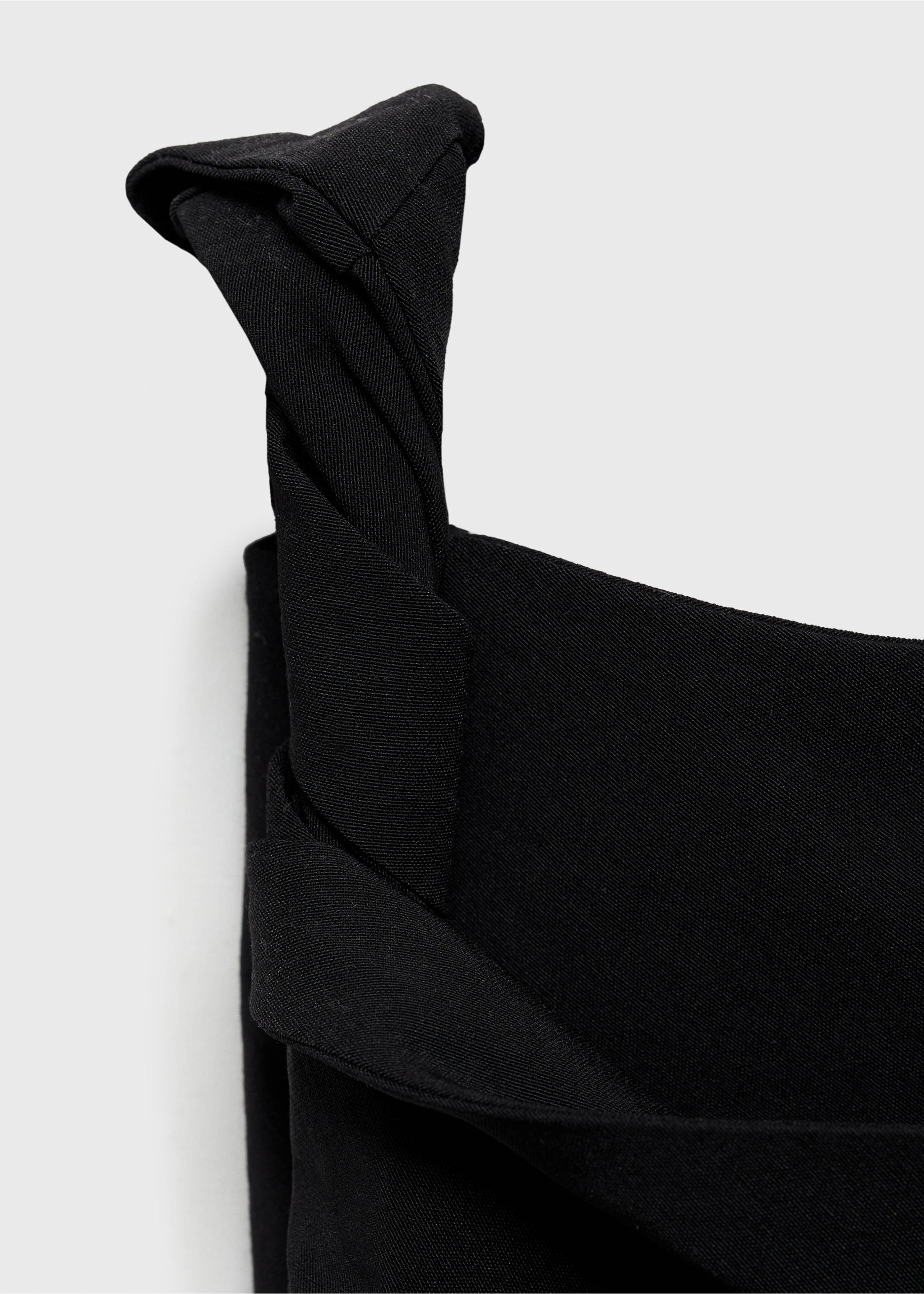 Asymmetrische jurk met gesmokte details - Detail van het artikel 8, Zwart. Ref: 77097689-00.