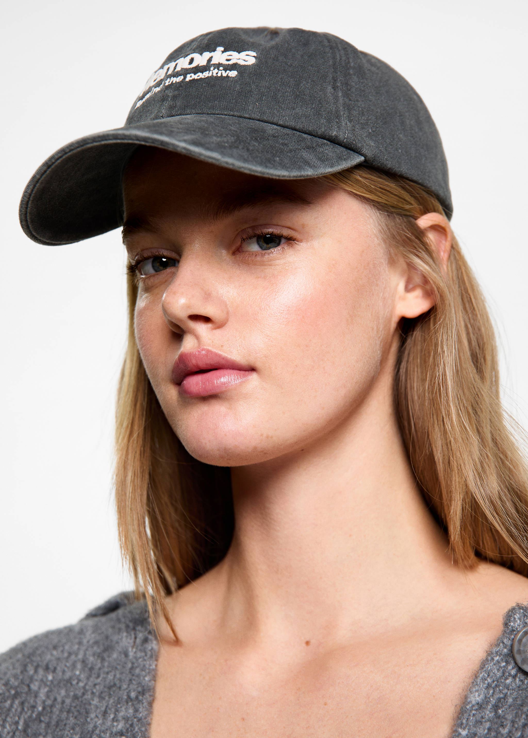 Gorra detalle bordado - Plano general