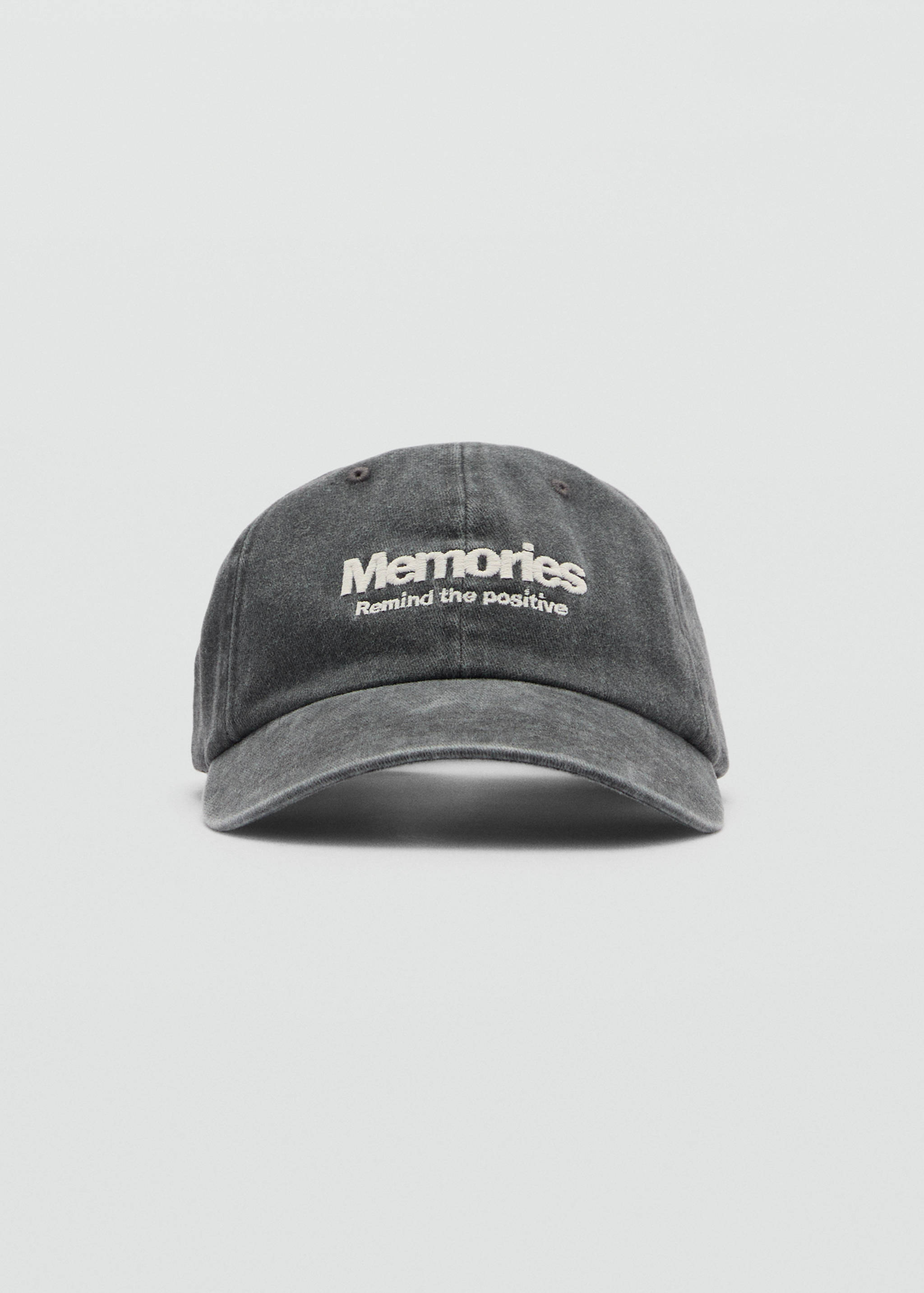 Gorra detalle bordado - Plano medio