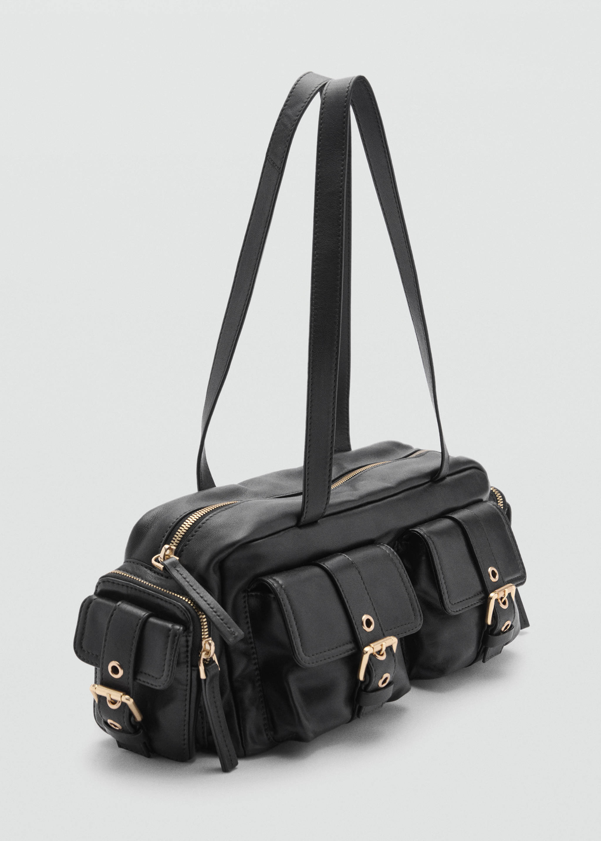 Кожаная сумка с карманами - Средний план