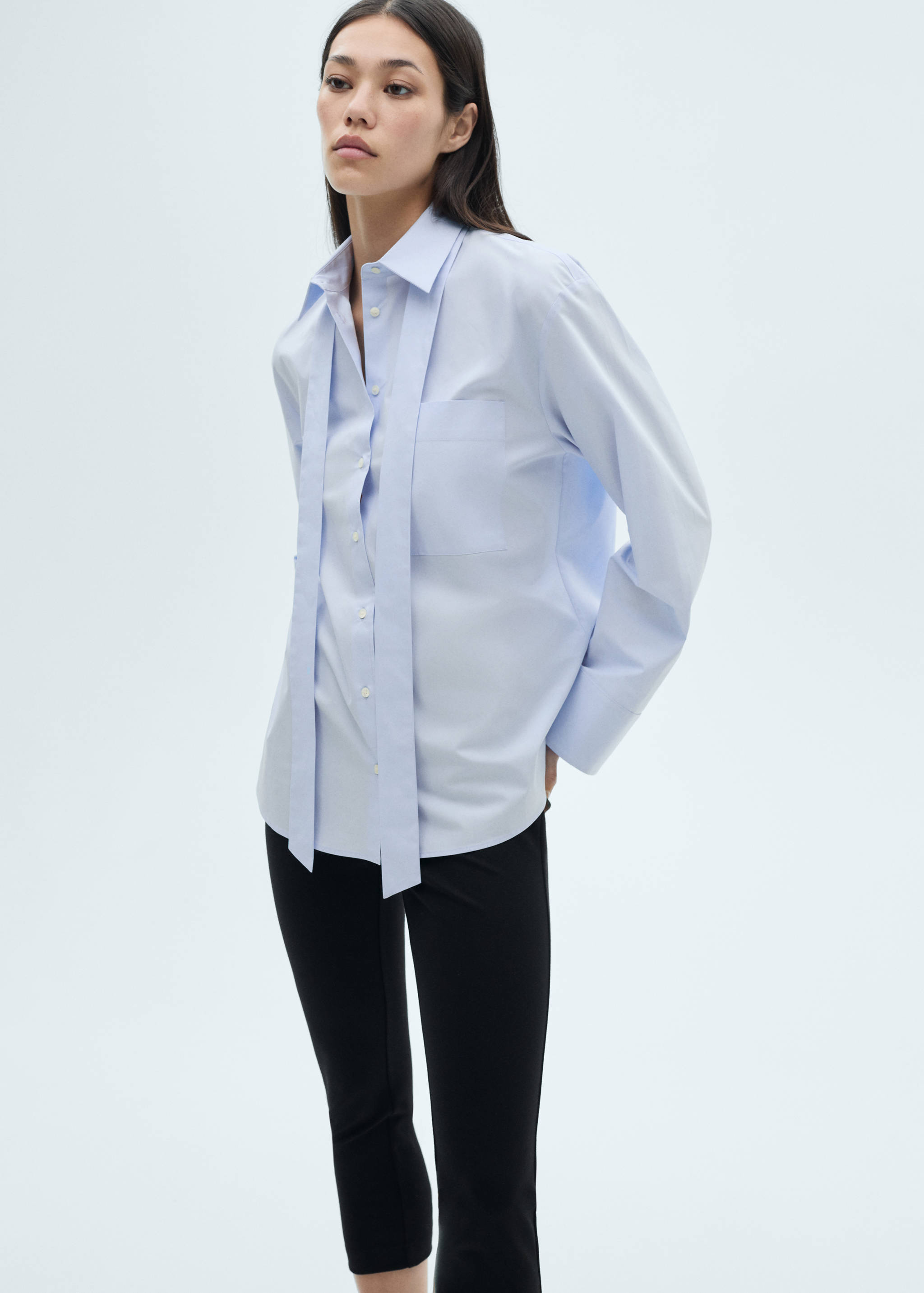 Chemise nœud cravate - Plan moyen