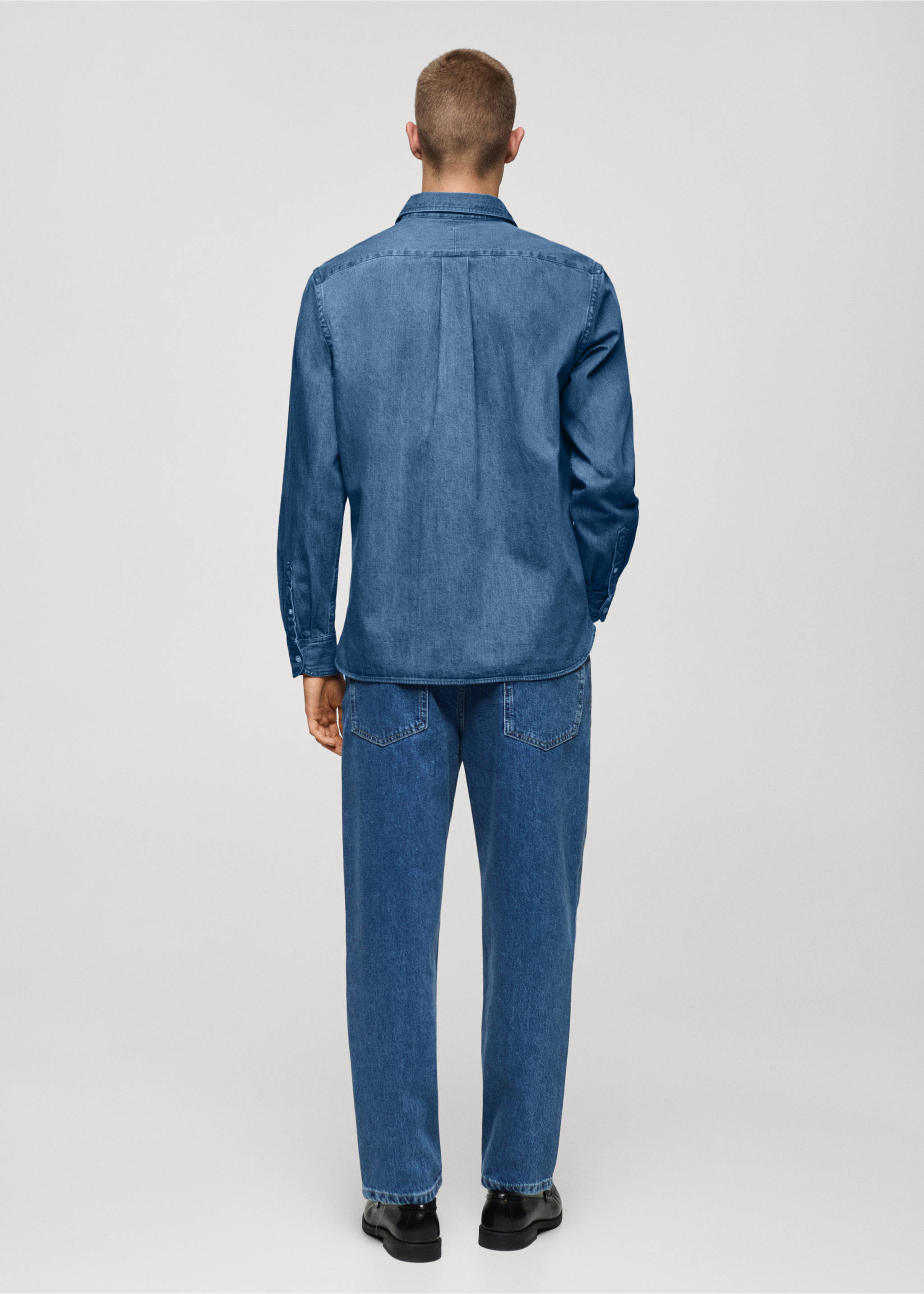 Camisa vaquera regular fit - Reverso del artículo, Azul medio. Ref: 77097916-00.